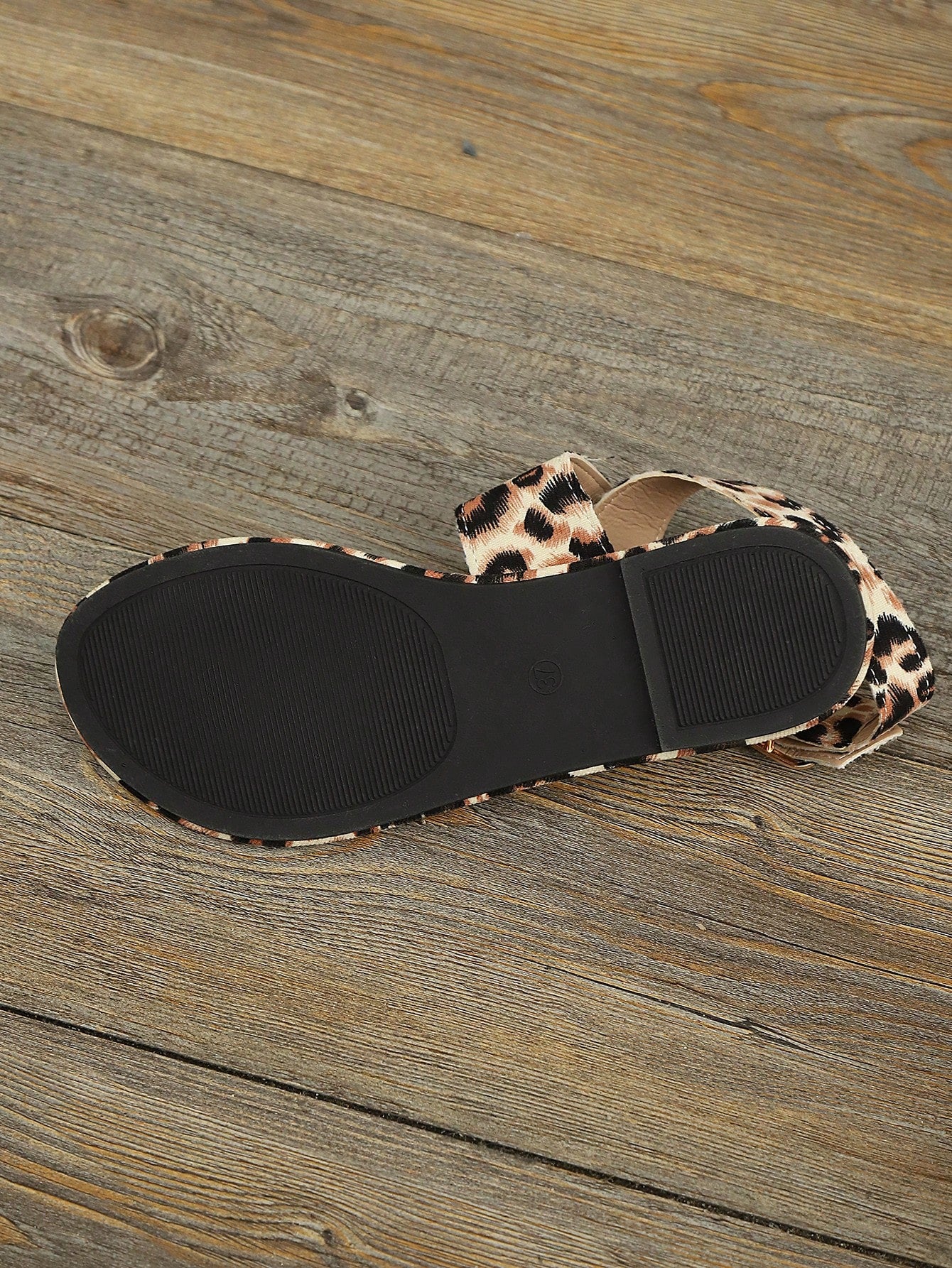 Women's leopard print flat thong slide sandals with open toe and adjustable strap, casual vacation and beach footwear