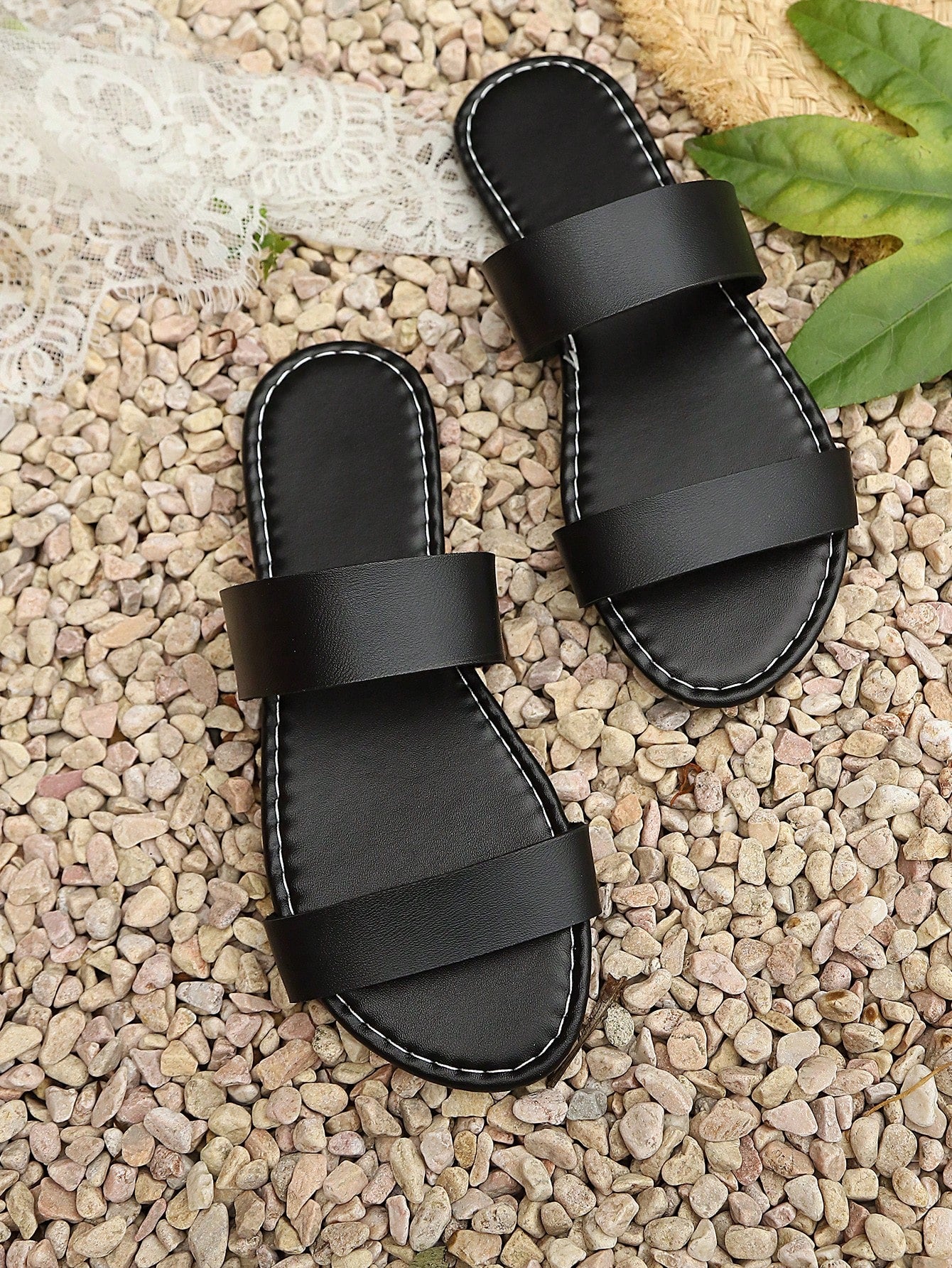 Women’s minimalist flat slingback sandals with an open-toe design, suitable for casual daily wear, commuting, and vacation outfits.