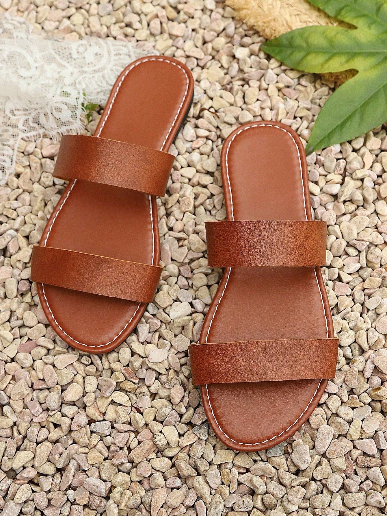Women’s minimalist flat slingback sandals with an open-toe design, suitable for casual daily wear, commuting, and vacation outfits.