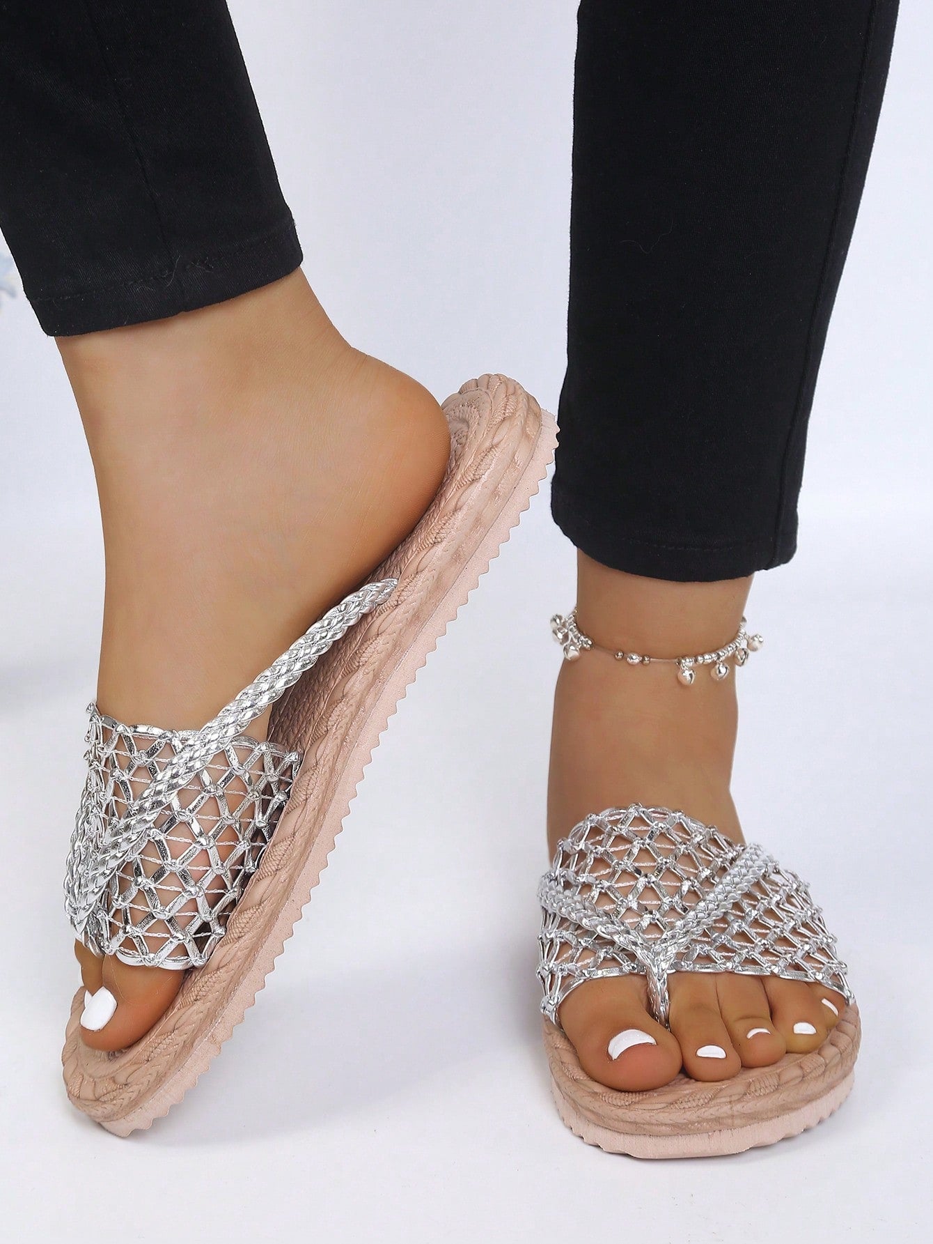 Women's open-toe flat beach sandals with toe ring strap and bow decoration, lightweight slip-on style for vacation and outdoor use.