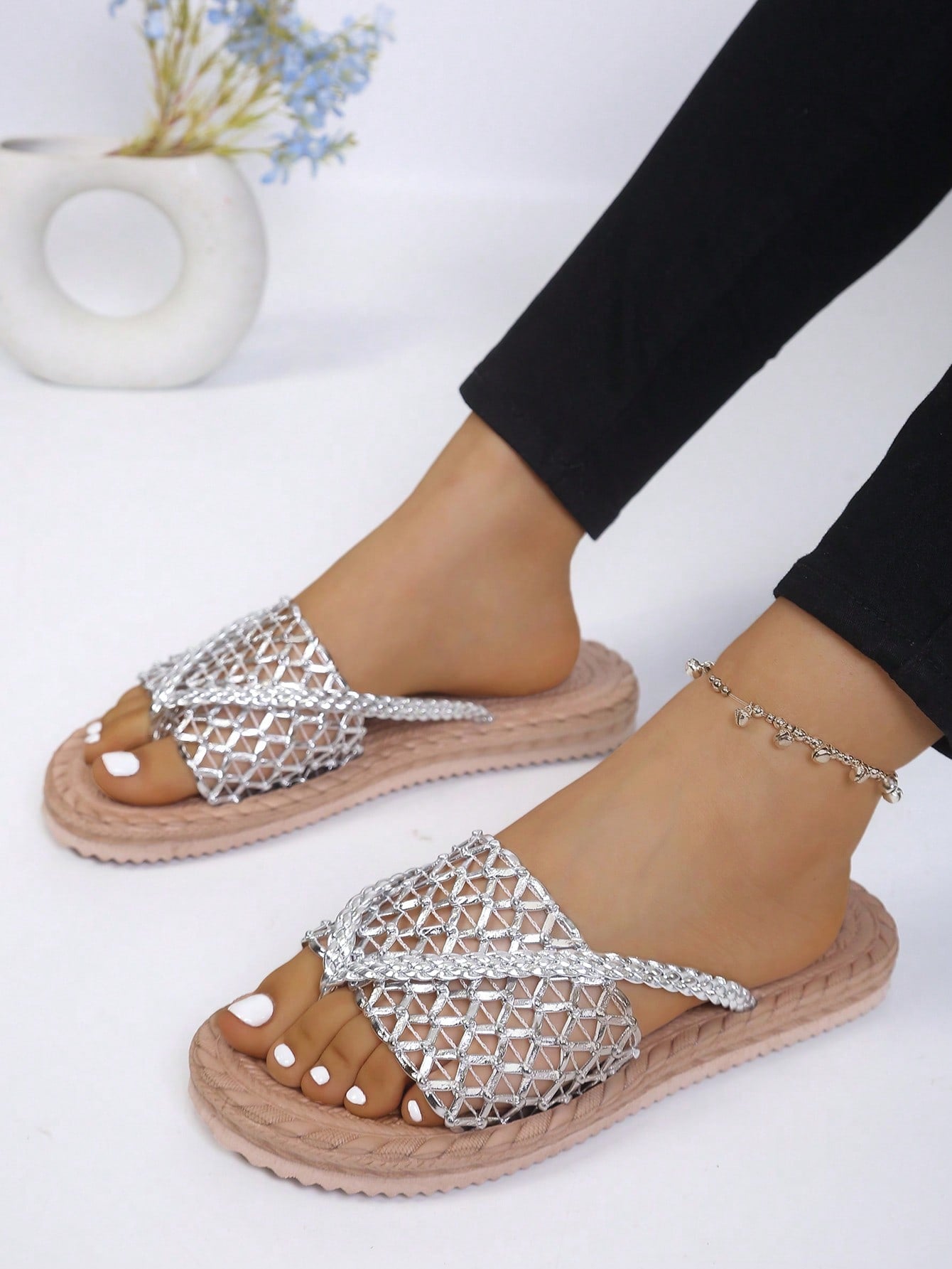 Women's open-toe flat beach sandals with toe ring strap and bow decoration, lightweight slip-on style for vacation and outdoor use.