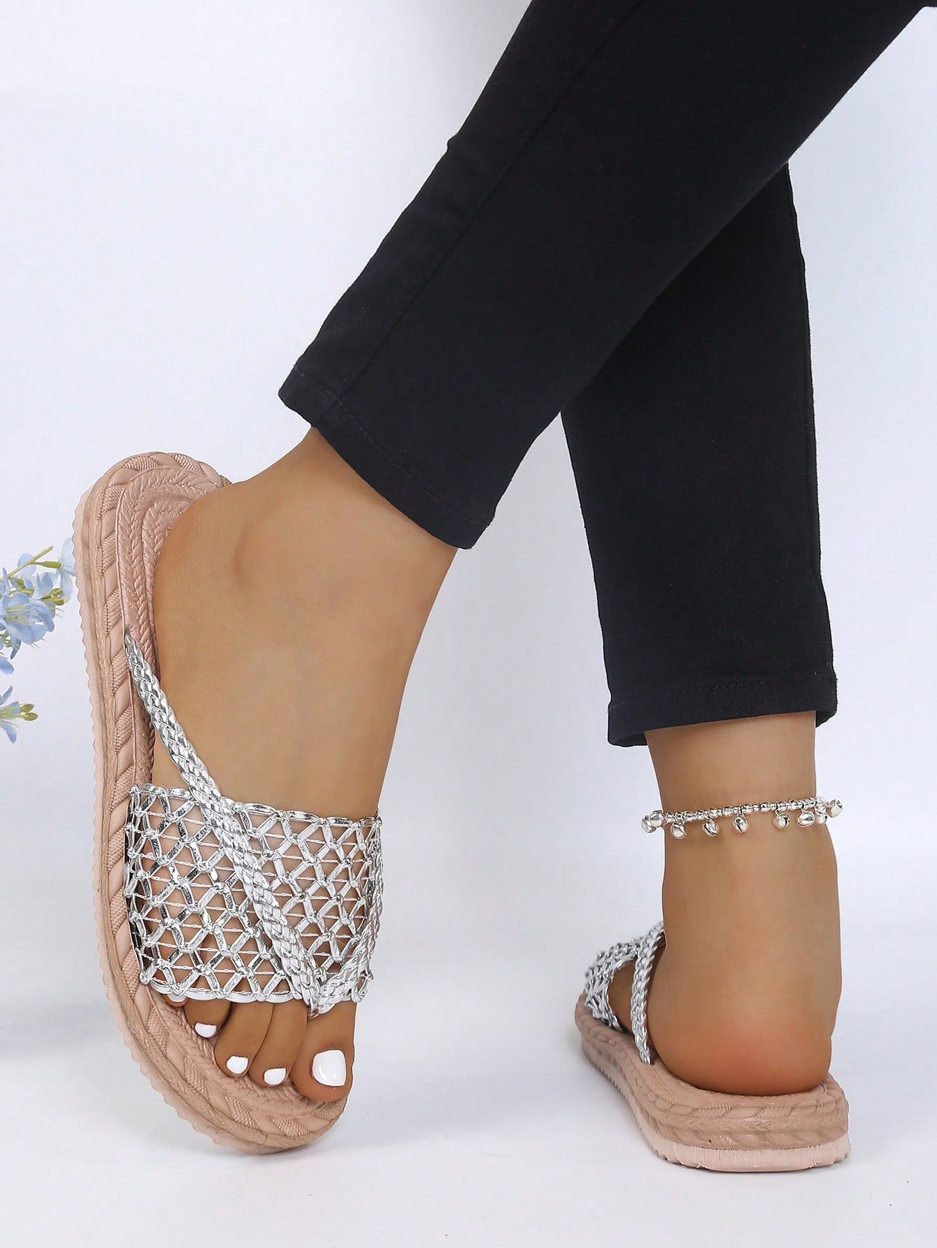 Women's open-toe flat beach sandals with toe ring strap and bow decoration, lightweight slip-on style for vacation and outdoor use.
