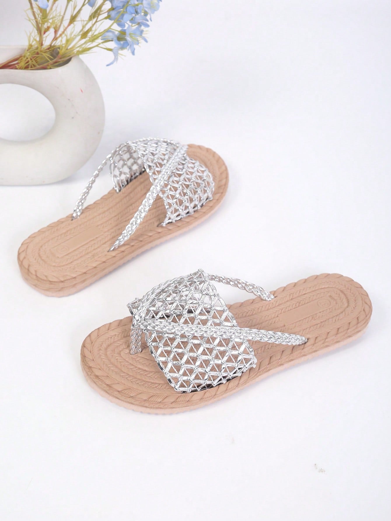 Women's open-toe flat beach sandals with toe ring strap and bow decoration, lightweight slip-on style for vacation and outdoor use.