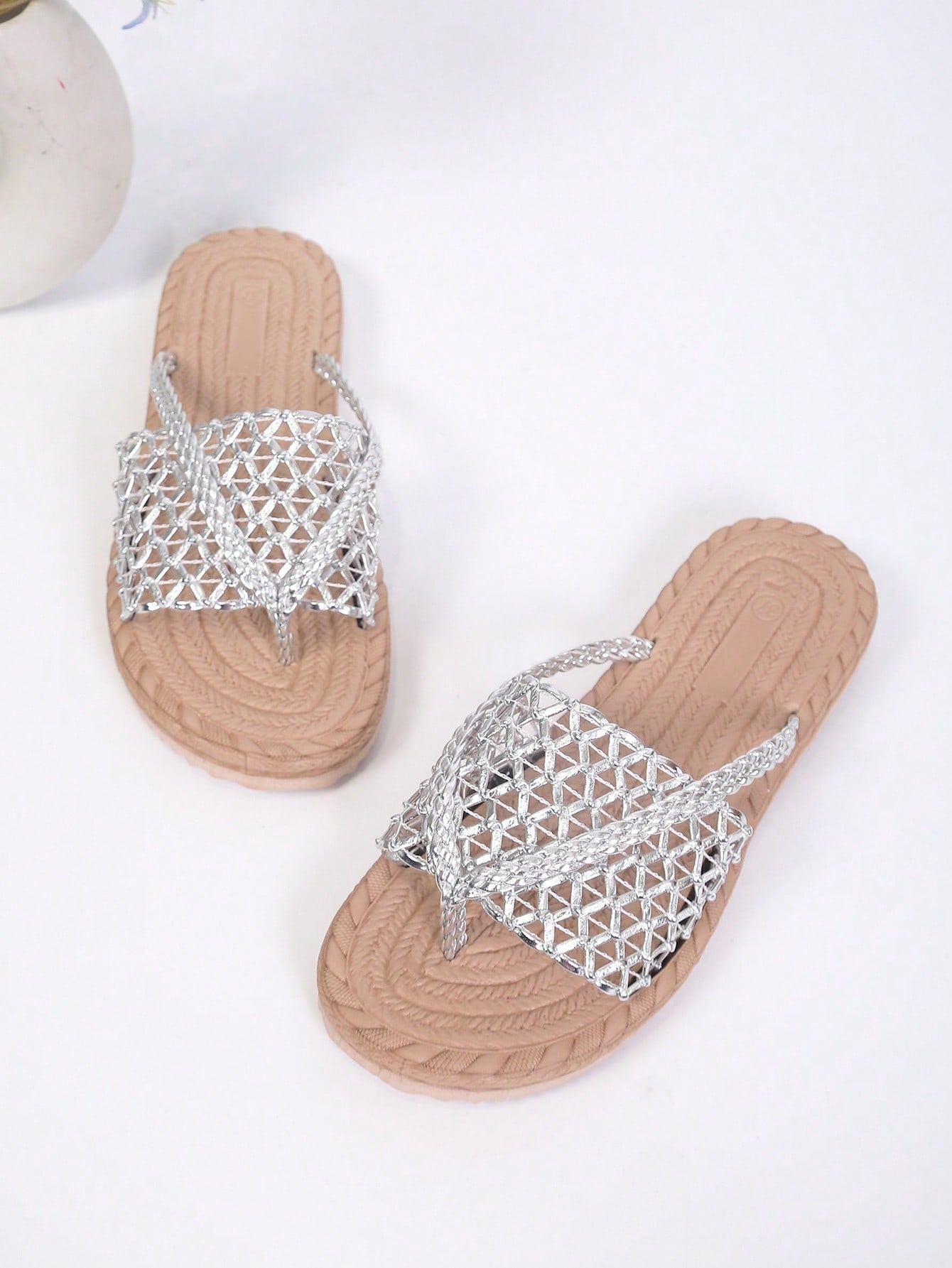 Women's open-toe flat beach sandals with toe ring strap and bow decoration, lightweight slip-on style for vacation and outdoor use.