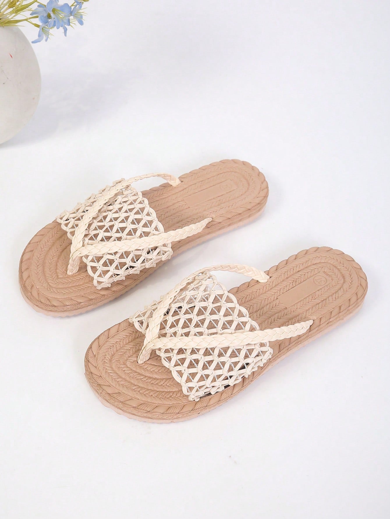 Women's open-toe flat beach sandals with toe ring strap and bow decoration, lightweight slip-on style for vacation and outdoor use.