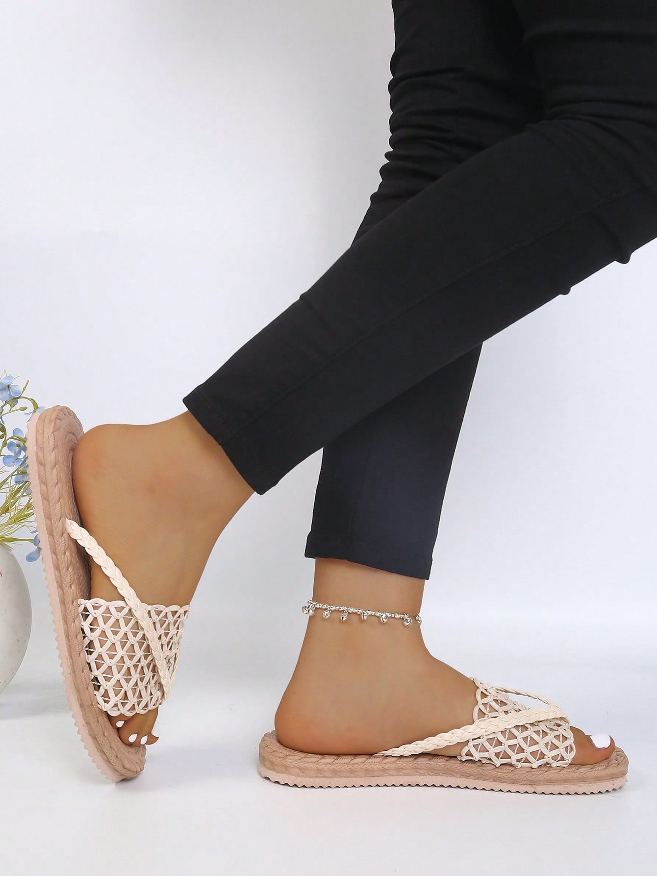 Women's open-toe flat beach sandals with toe ring strap and bow decoration, lightweight slip-on style for vacation and outdoor use.