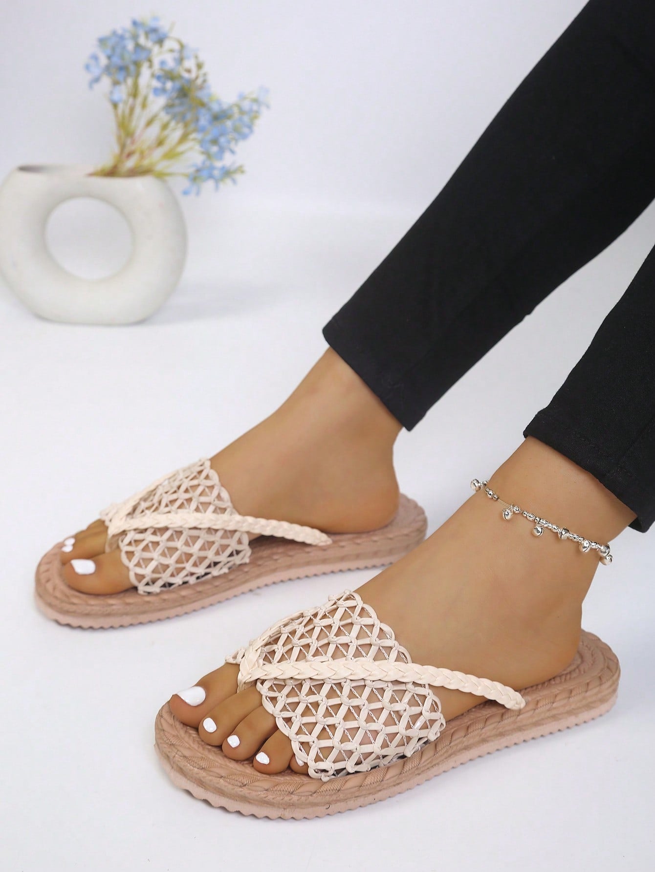 Women's open-toe flat beach sandals with toe ring strap and bow decoration, lightweight slip-on style for vacation and outdoor use.
