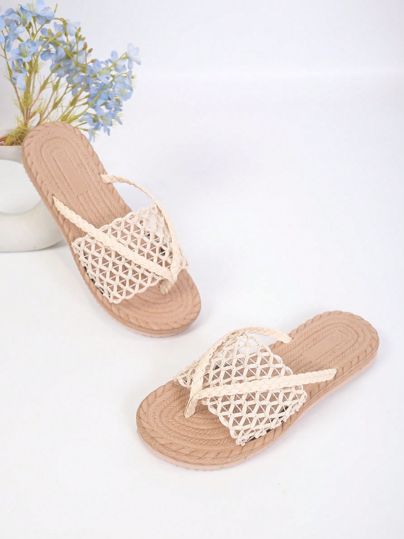 Women's open-toe flat beach sandals with toe ring strap and bow decoration, lightweight slip-on style for vacation and outdoor use.