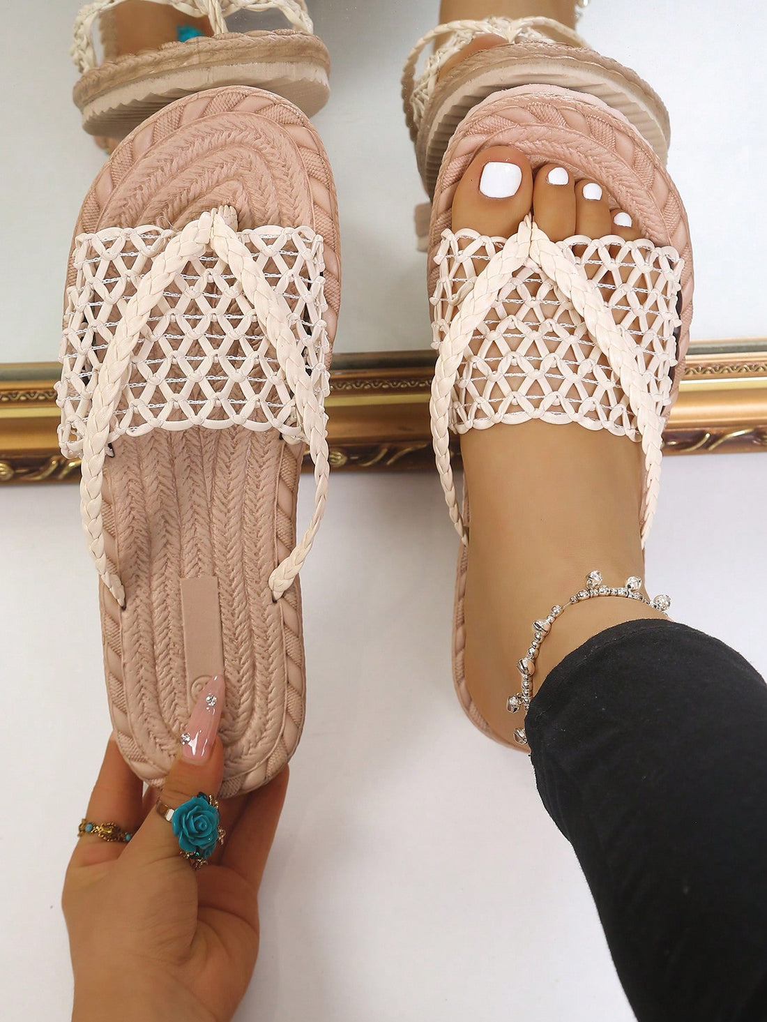 Women's open-toe flat beach sandals with toe ring strap and bow decoration, lightweight slip-on style for vacation and outdoor use.