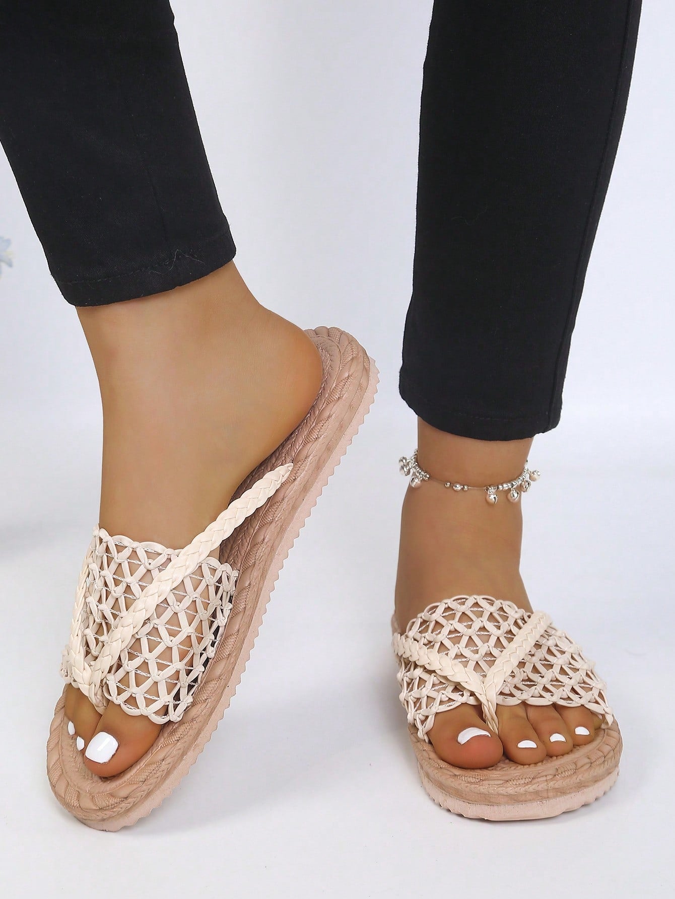 Women's open-toe flat beach sandals with toe ring strap and bow decoration, lightweight slip-on style for vacation and outdoor use.