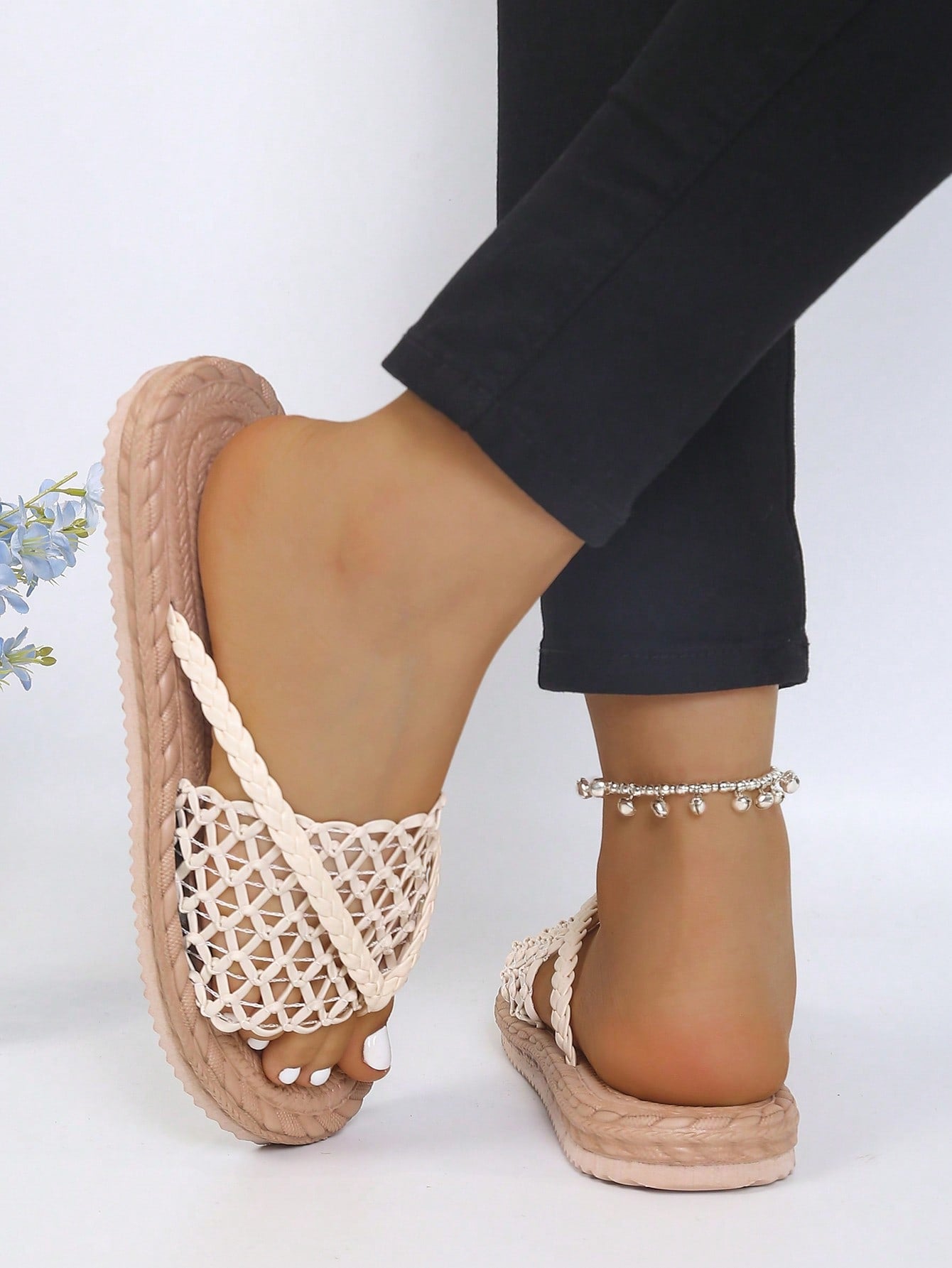 Women's open-toe flat beach sandals with toe ring strap and bow decoration, lightweight slip-on style for vacation and outdoor use.