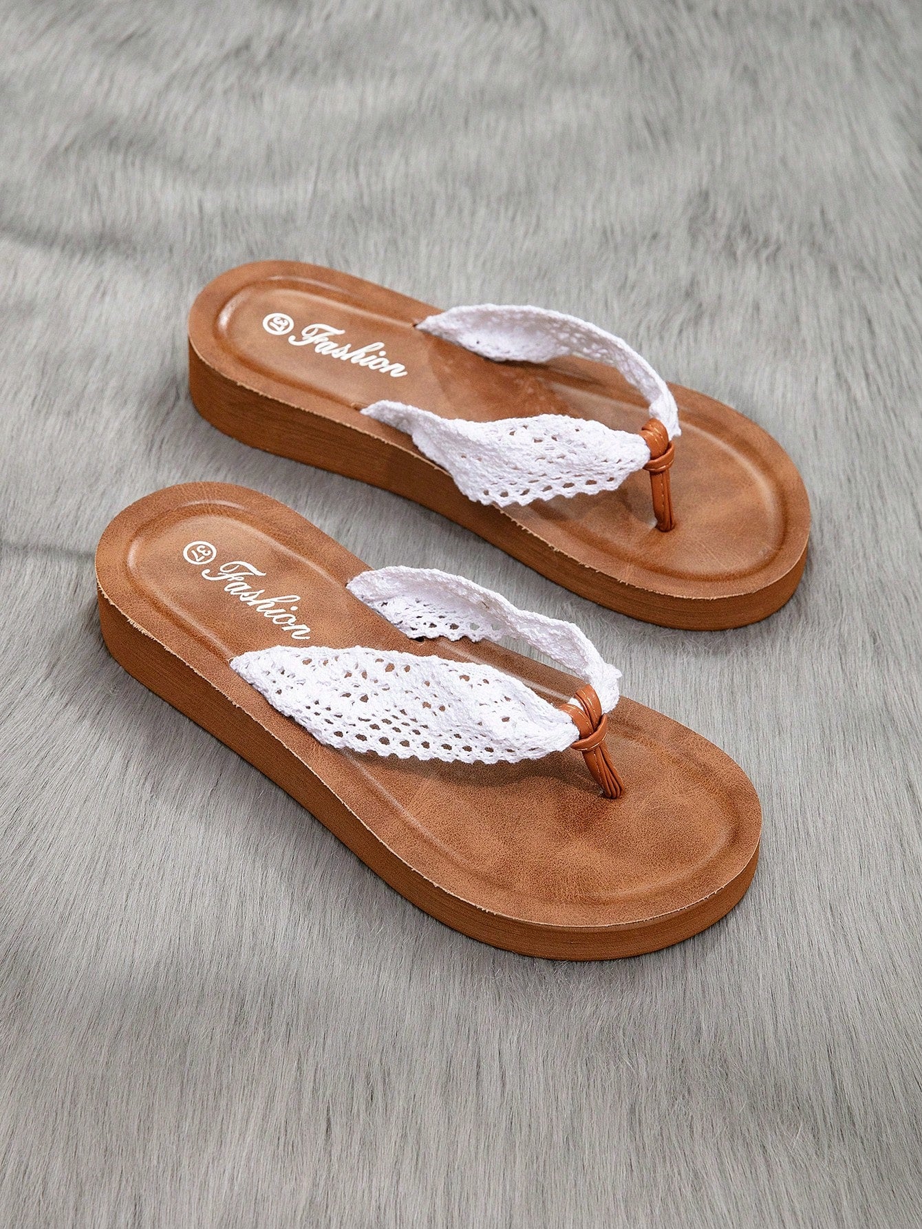 Women's classic leopard print flip flops with flat anti-slip sole, bohemian summer beach slipper style for outdoor wear