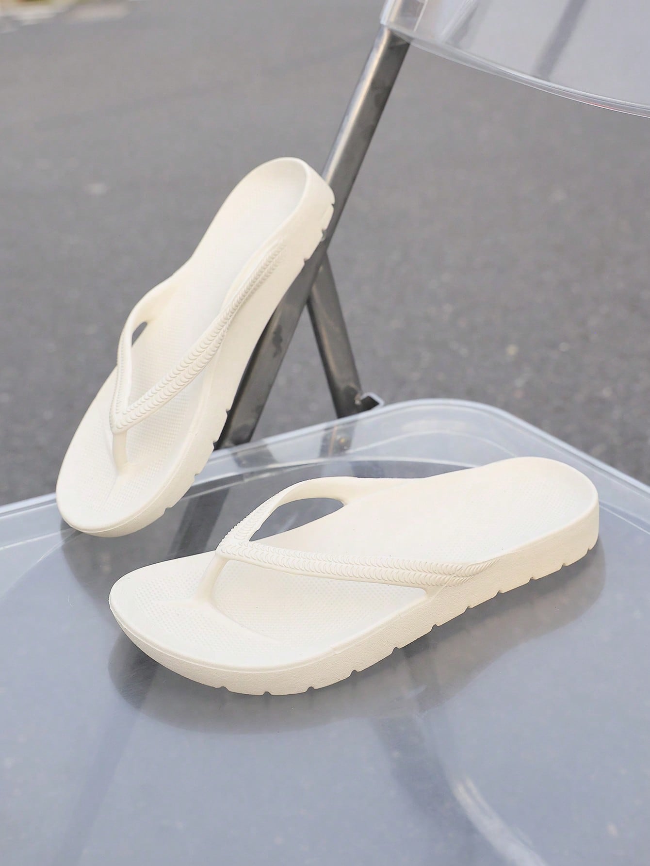 Unisex solid color flip flops with arch support and flat sole, designed for beach and holiday wear.