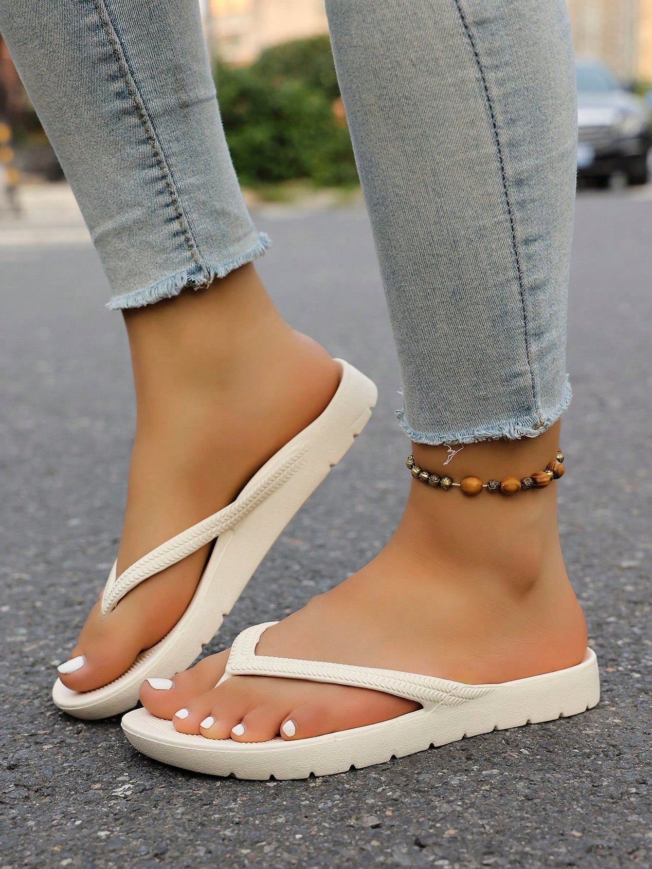Unisex solid color flip flops with arch support and flat sole, designed for beach and holiday wear.