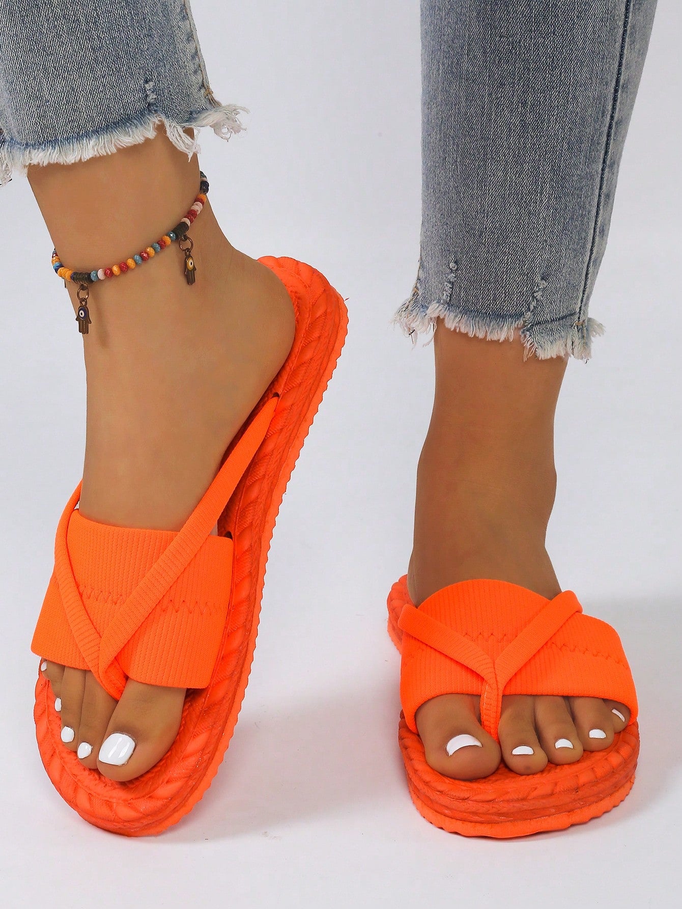 Women's open-toe flat beach sandals with toe ring strap and bow decoration, lightweight slip-on style for vacation and outdoor use.