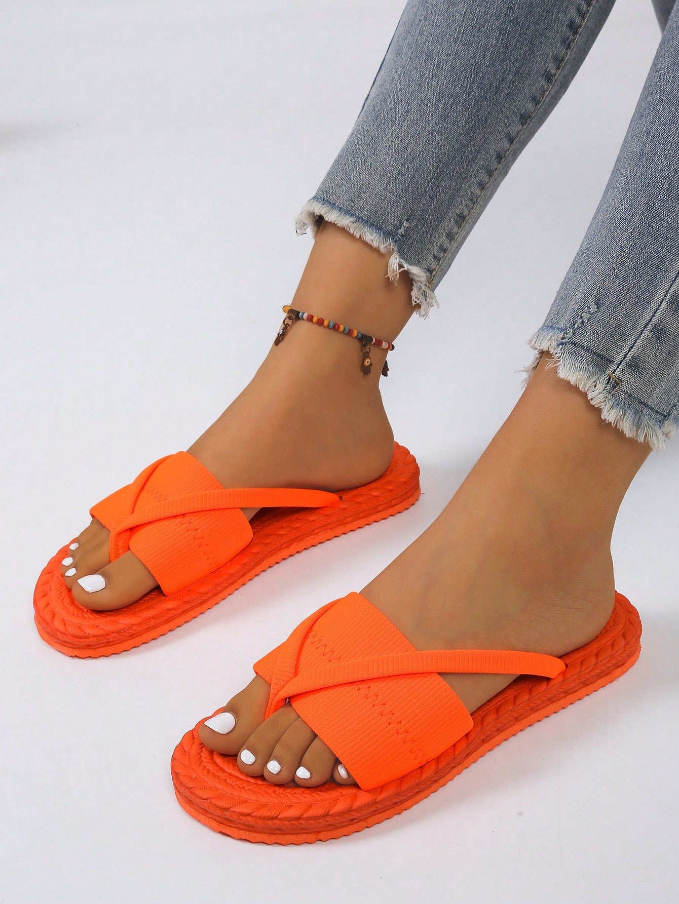 Women's open-toe flat beach sandals with toe ring strap and bow decoration, lightweight slip-on style for vacation and outdoor use.
