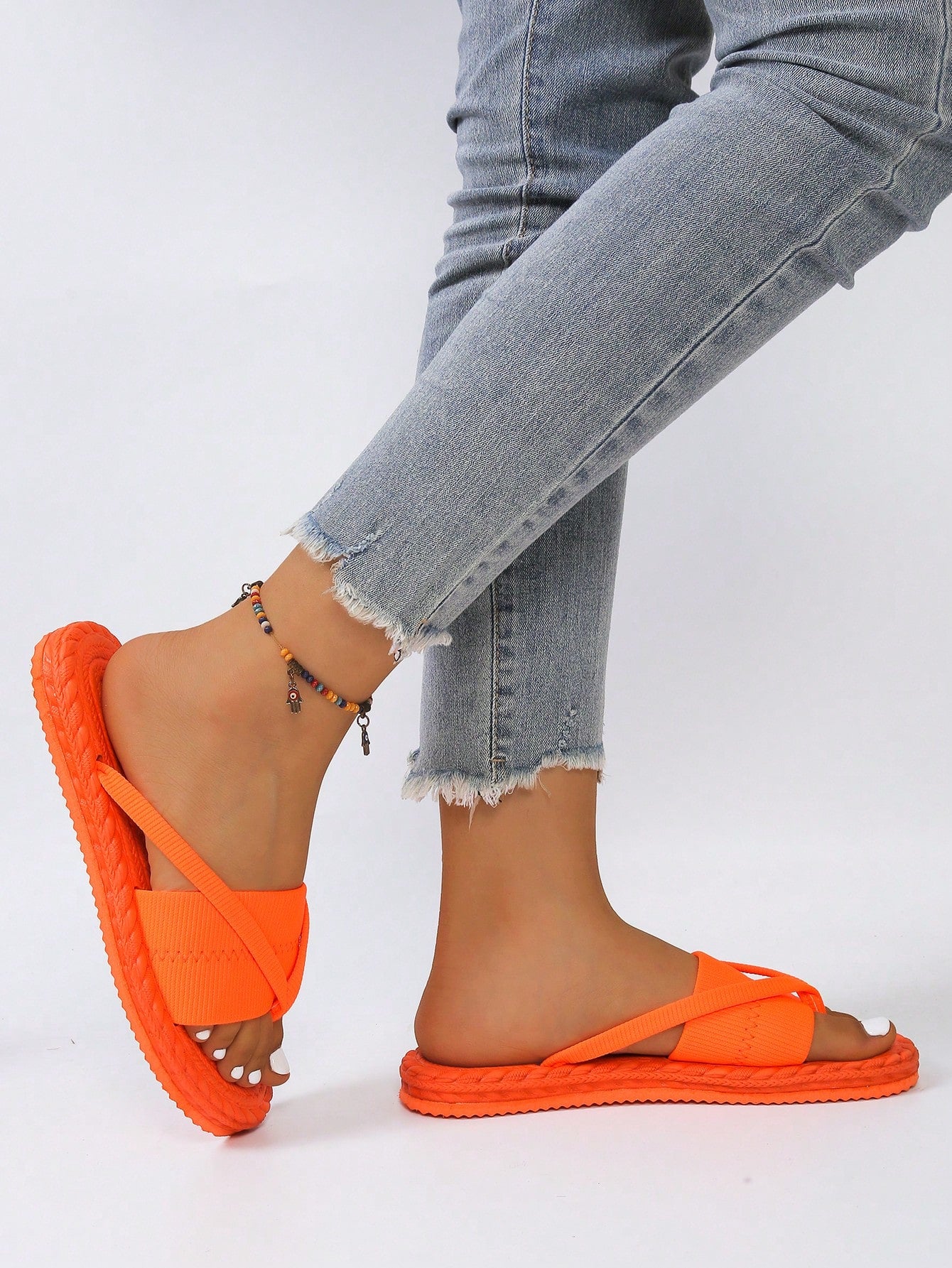Women's open-toe flat beach sandals with toe ring strap and bow decoration, lightweight slip-on style for vacation and outdoor use.