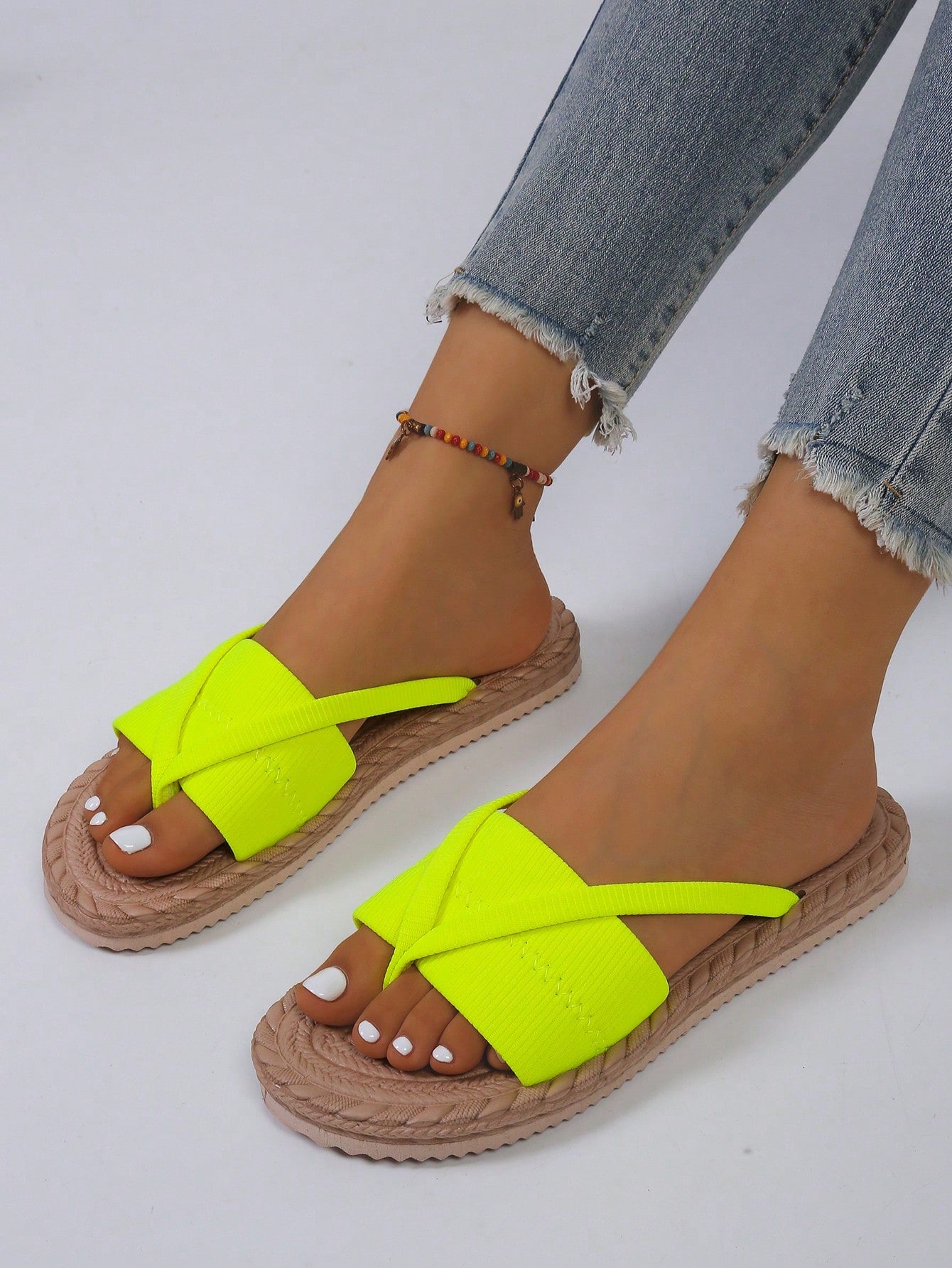 Women's open-toe flat beach sandals with toe ring strap and bow decoration, lightweight slip-on style for vacation and outdoor use.