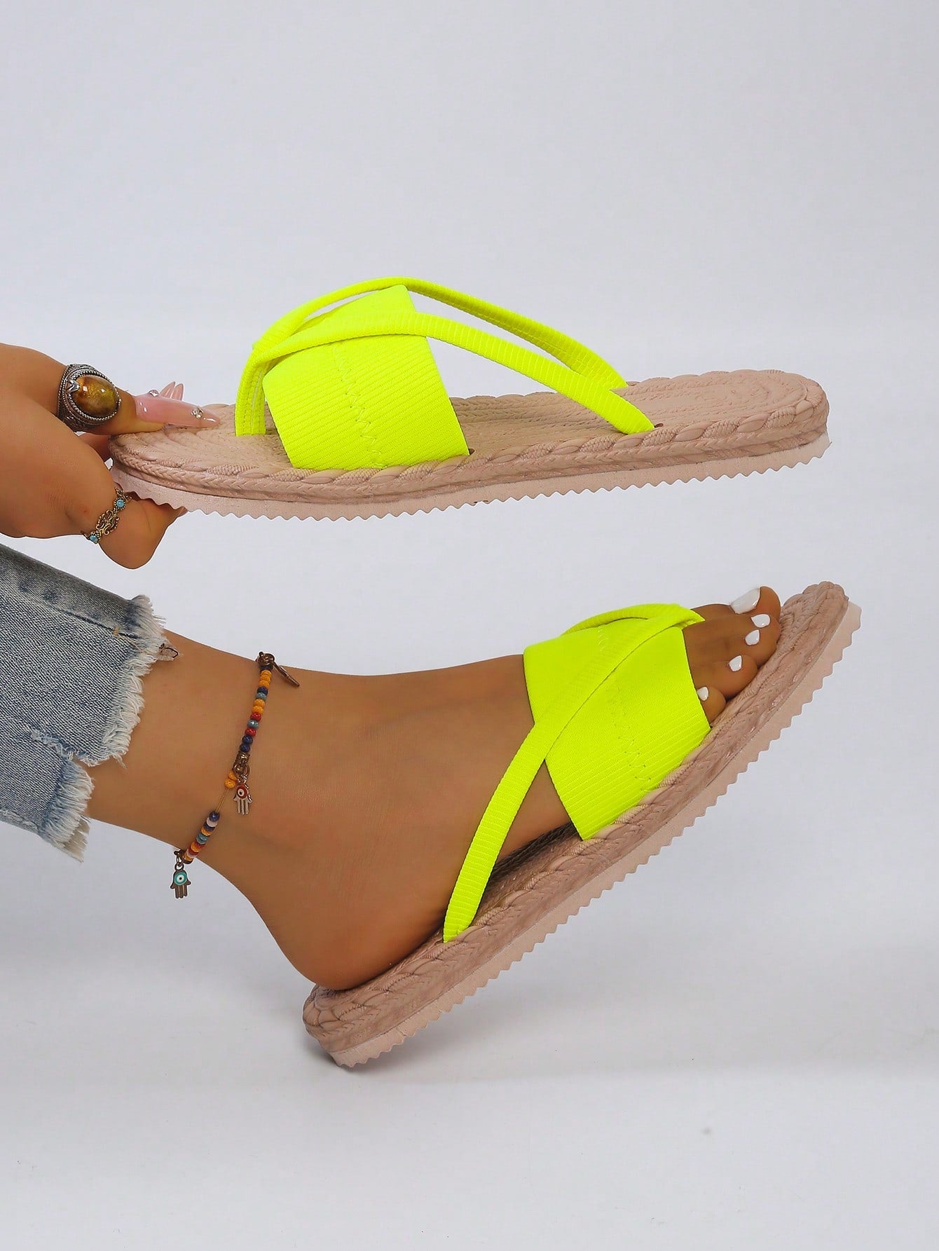 Women's open-toe flat beach sandals with toe ring strap and bow decoration, lightweight slip-on style for vacation and outdoor use.