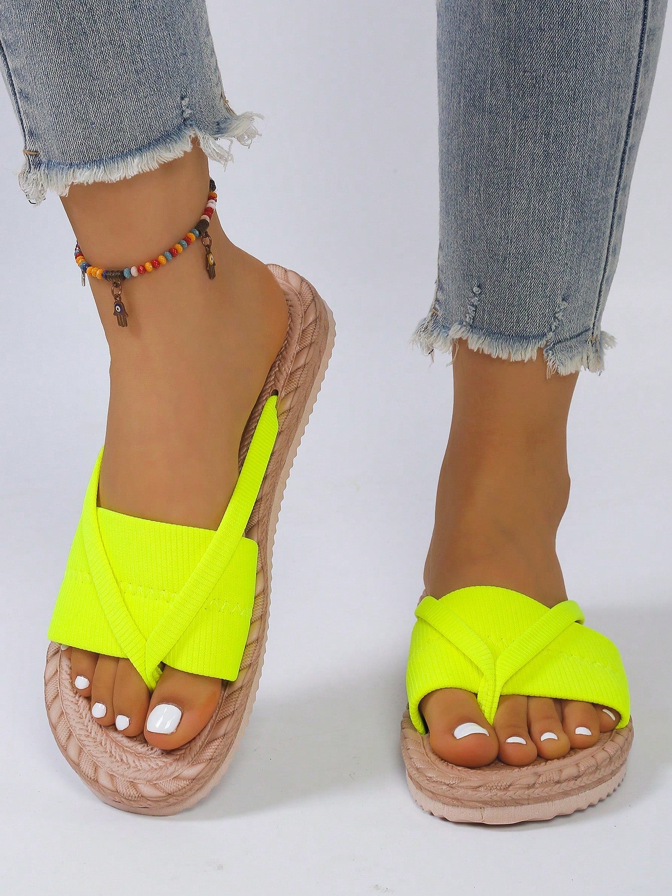 Women's open-toe flat beach sandals with toe ring strap and bow decoration, lightweight slip-on style for vacation and outdoor use.