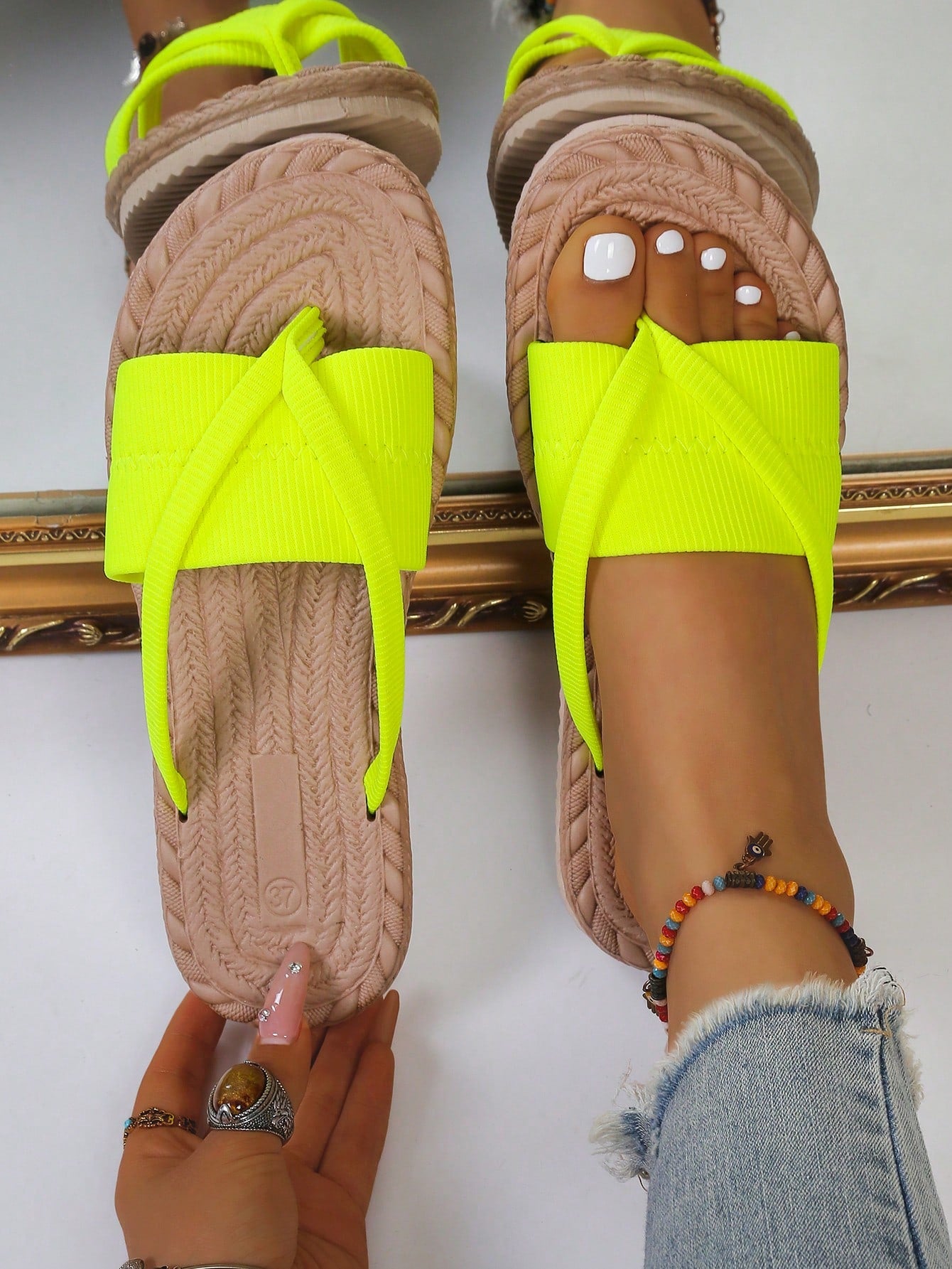 Women's open-toe flat beach sandals with toe ring strap and bow decoration, lightweight slip-on style for vacation and outdoor use.