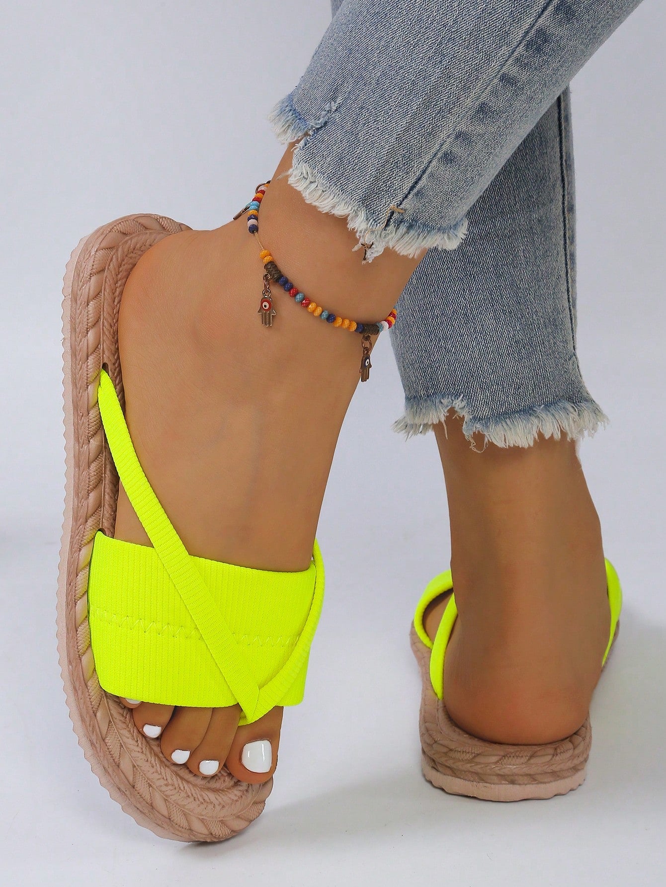 Women's open-toe flat beach sandals with toe ring strap and bow decoration, lightweight slip-on style for vacation and outdoor use.