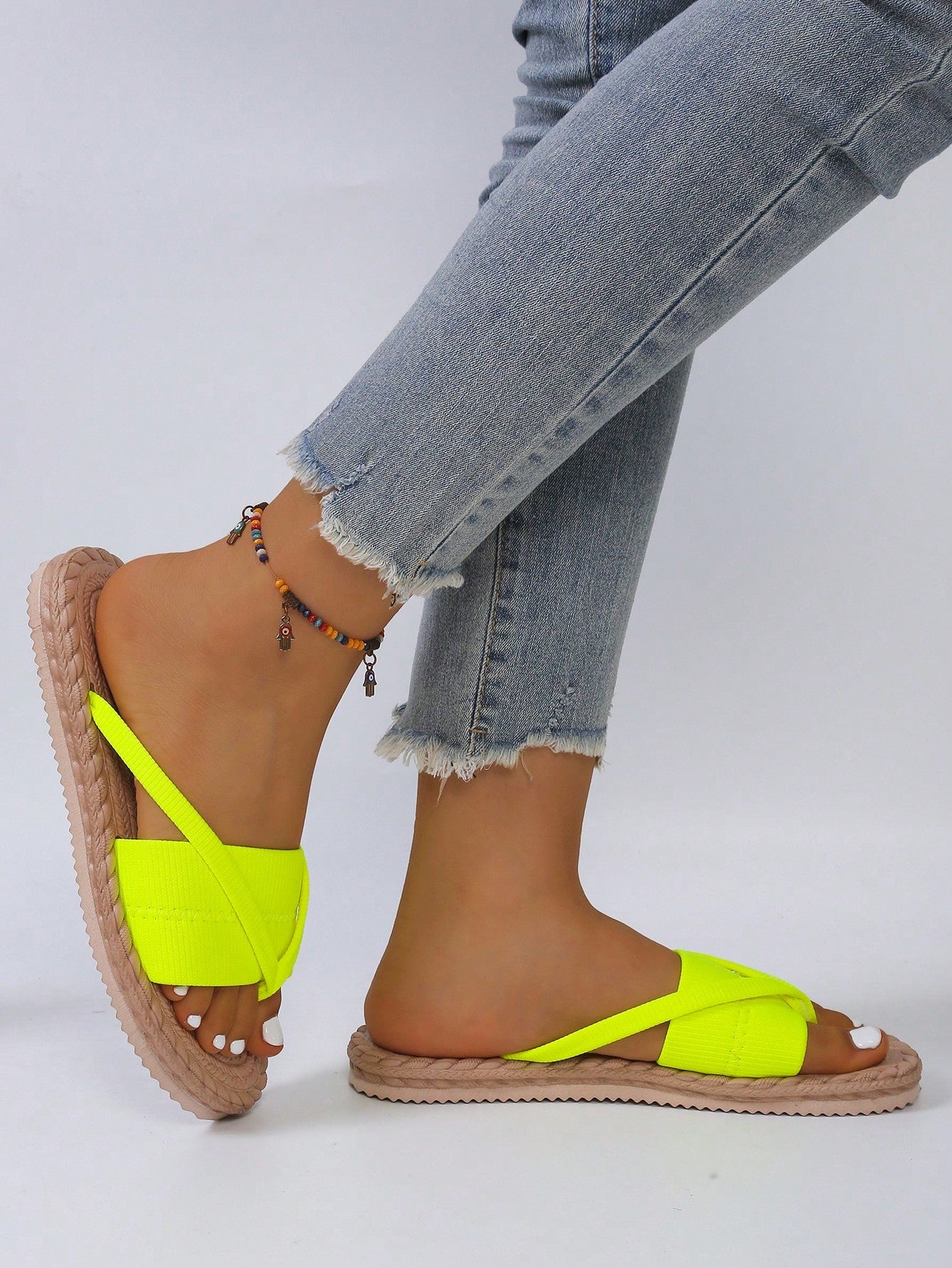 Women's open-toe flat beach sandals with toe ring strap and bow decoration, lightweight slip-on style for vacation and outdoor use.