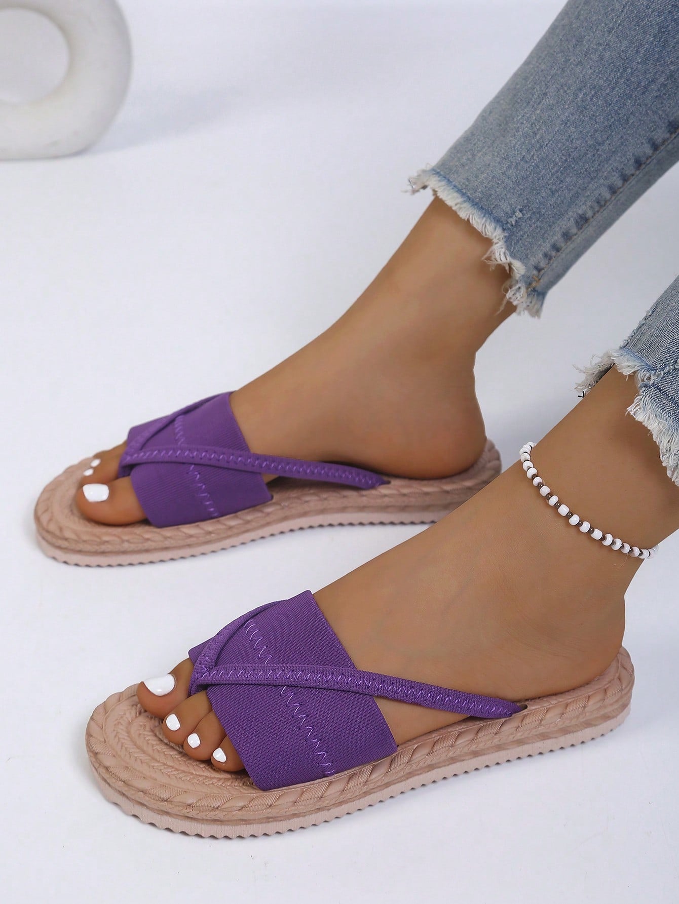 Women's open-toe flat beach sandals with toe ring strap and bow decoration, lightweight slip-on style for vacation and outdoor use.