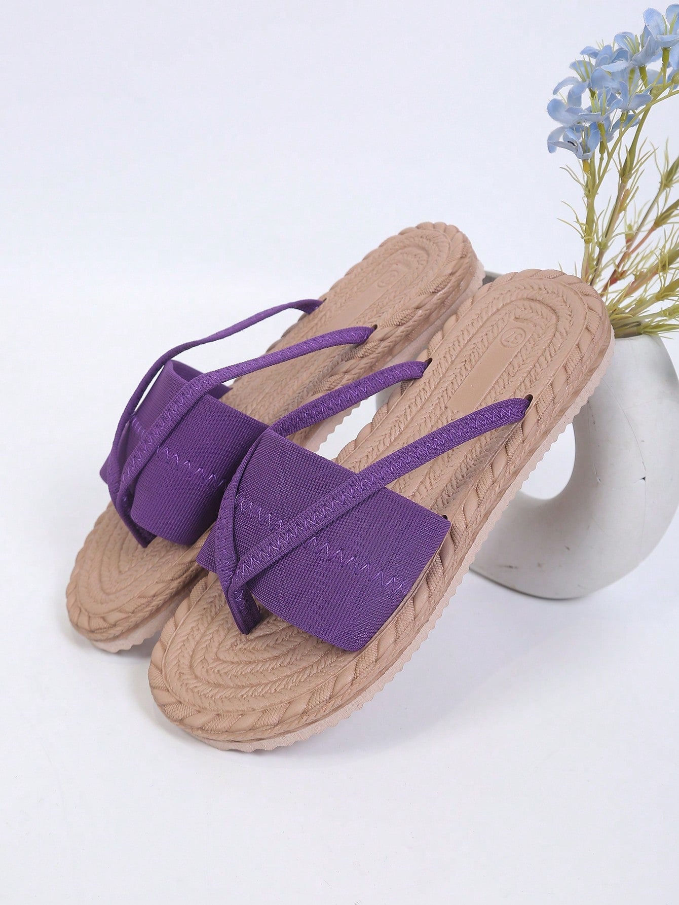 Women's open-toe flat beach sandals with toe ring strap and bow decoration, lightweight slip-on style for vacation and outdoor use.