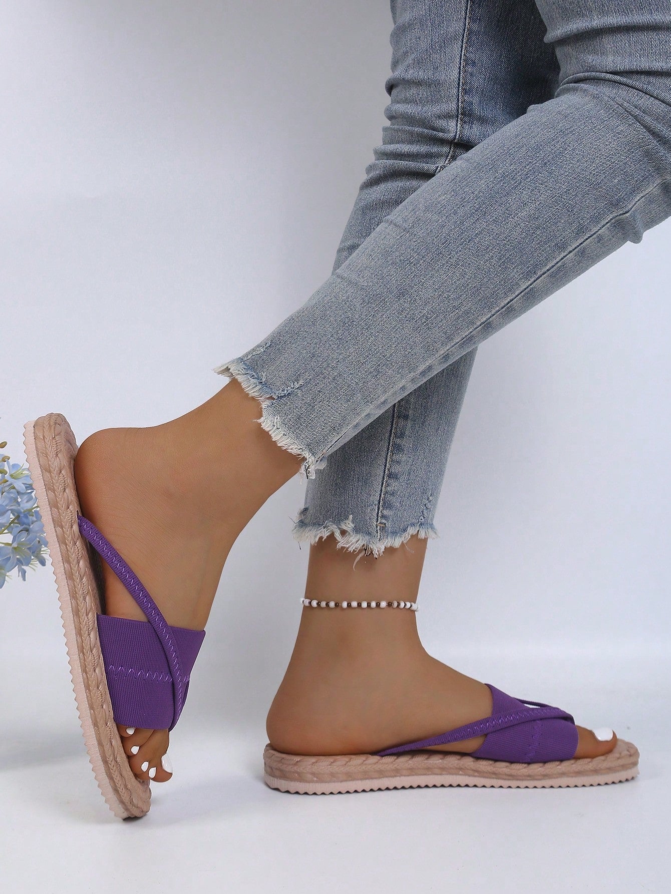 Women's open-toe flat beach sandals with toe ring strap and bow decoration, lightweight slip-on style for vacation and outdoor use.