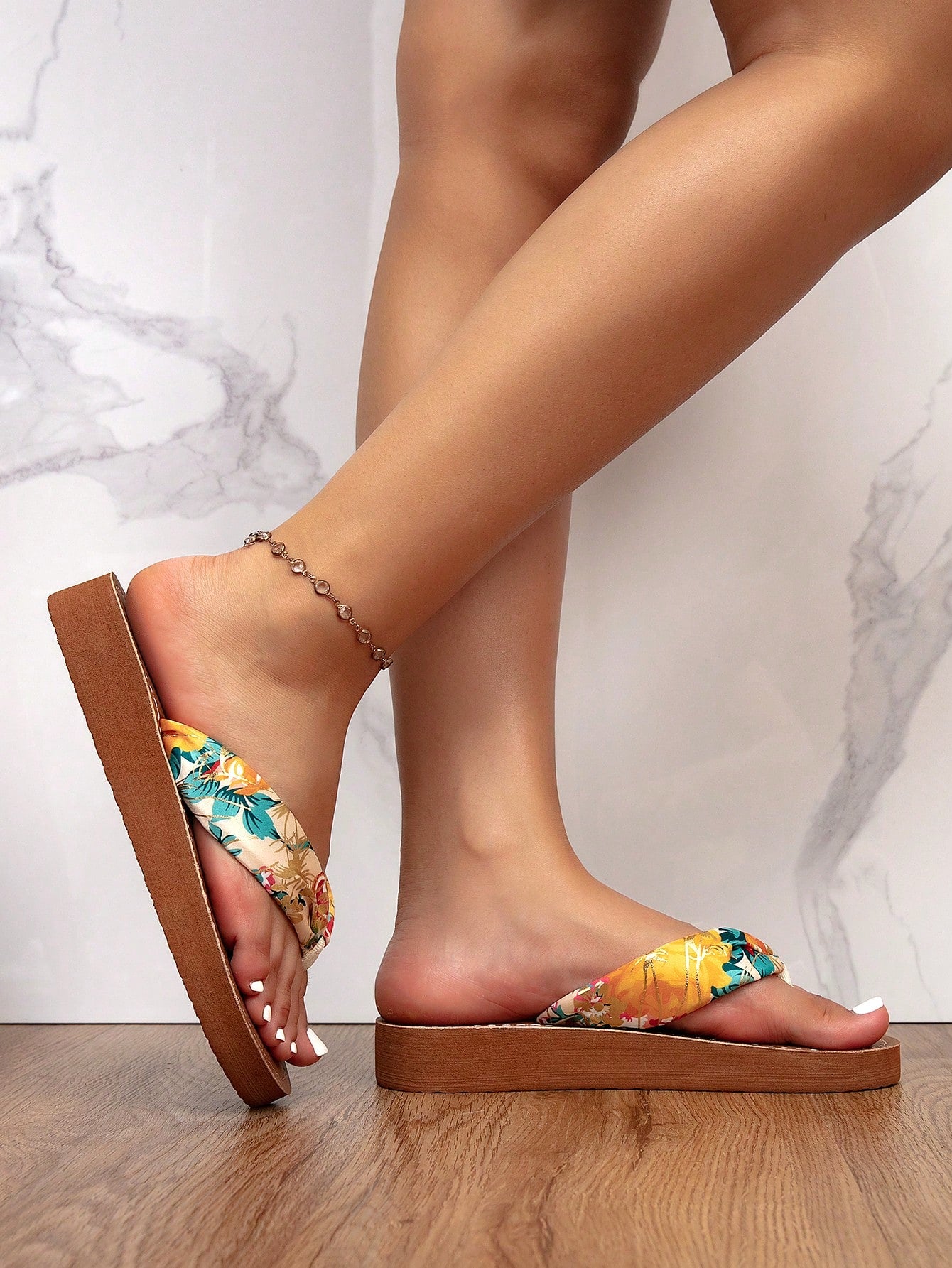 Women's classic leopard print flip flops with flat anti-slip sole, bohemian summer beach slipper style for outdoor wear