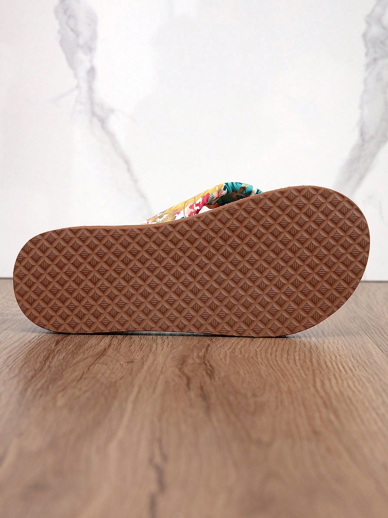 Women's classic leopard print flip flops with flat anti-slip sole, bohemian summer beach slipper style for outdoor wear