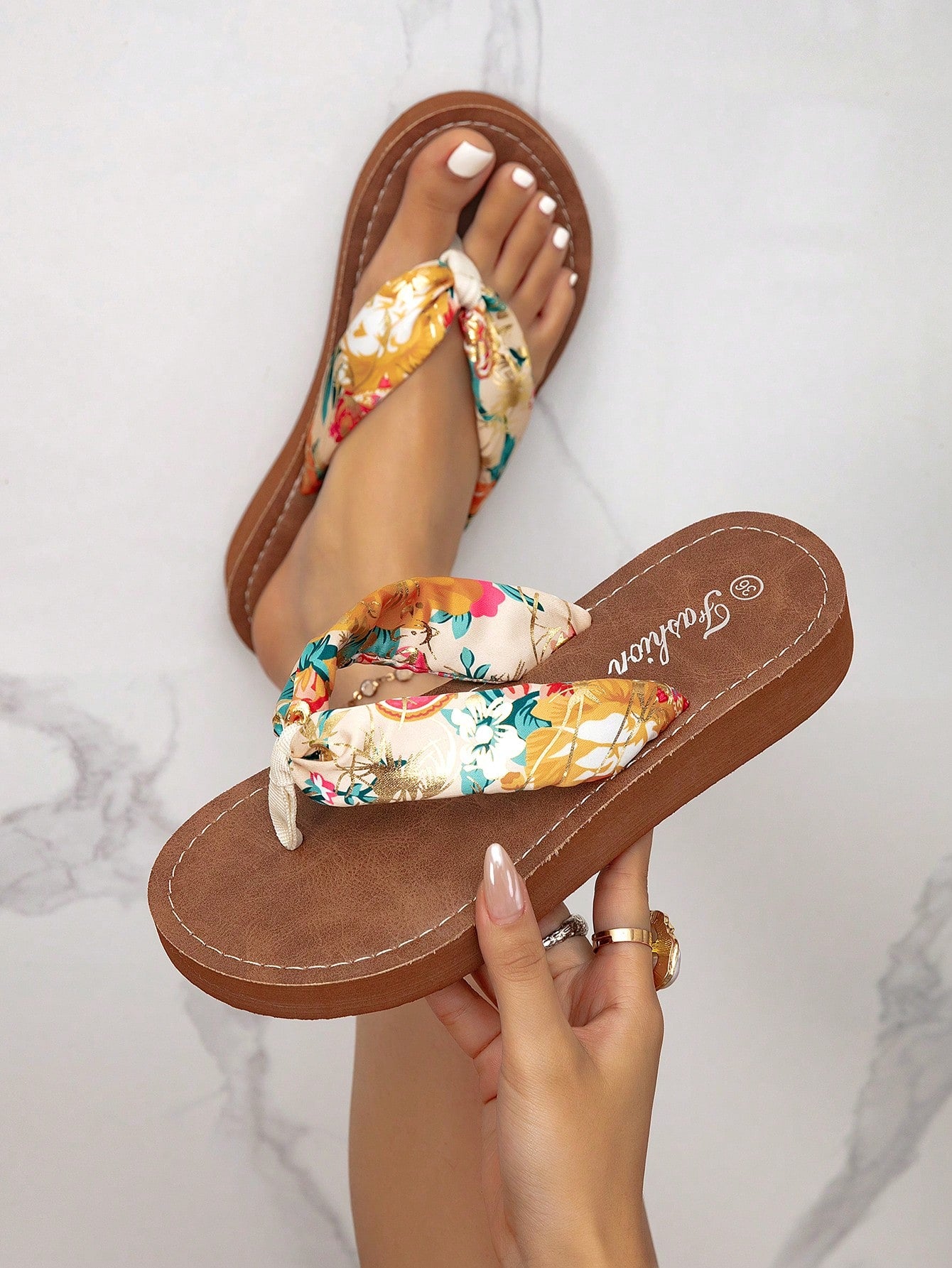 Women's classic leopard print flip flops with flat anti-slip sole, bohemian summer beach slipper style for outdoor wear
