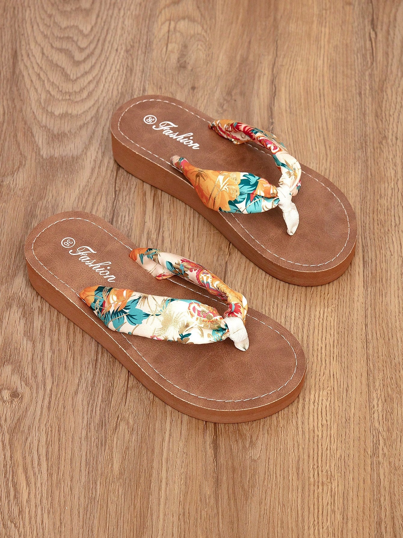 Women's classic leopard print flip flops with flat anti-slip sole, bohemian summer beach slipper style for outdoor wear