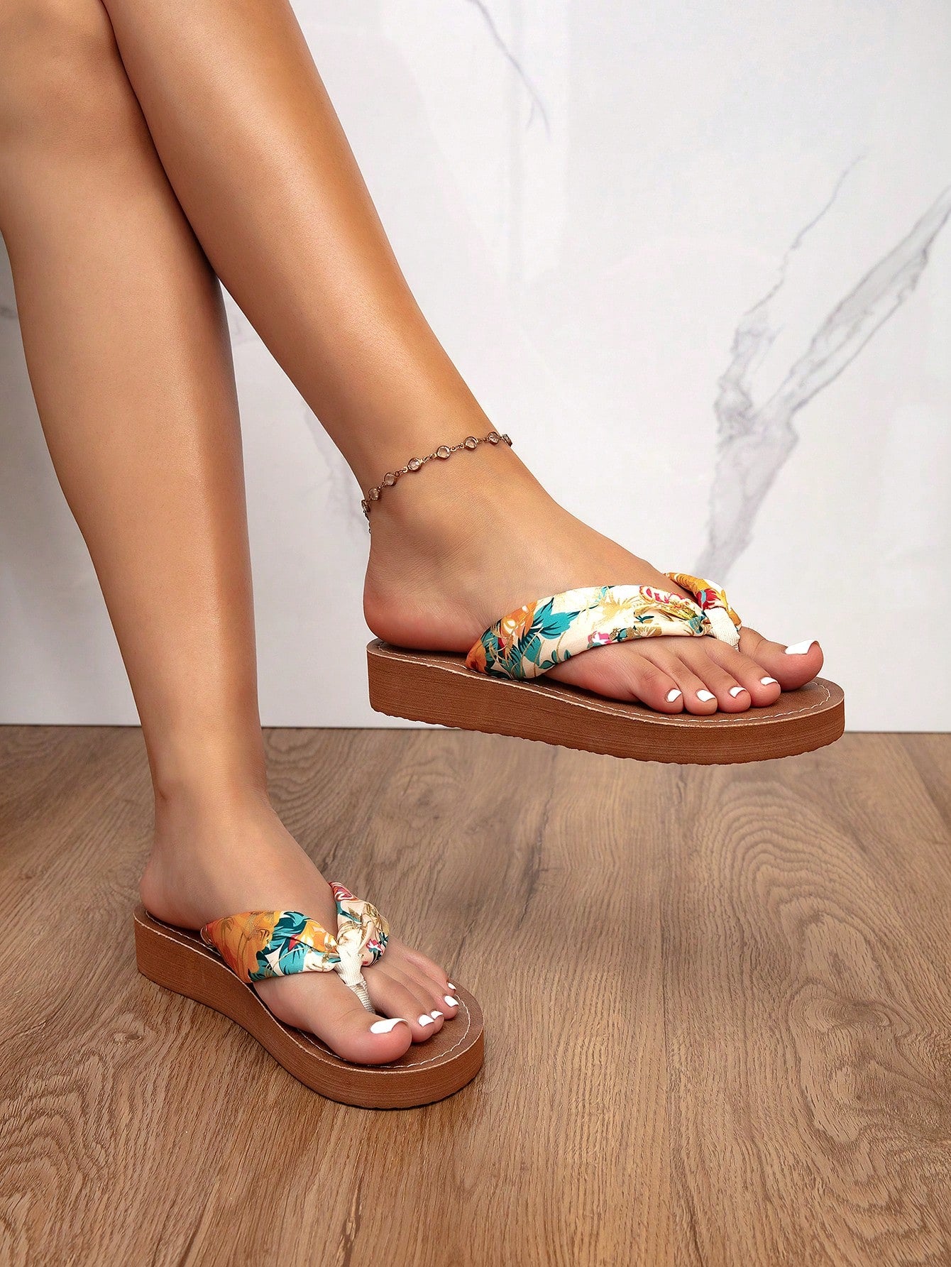 Women's classic leopard print flip flops with flat anti-slip sole, bohemian summer beach slipper style for outdoor wear