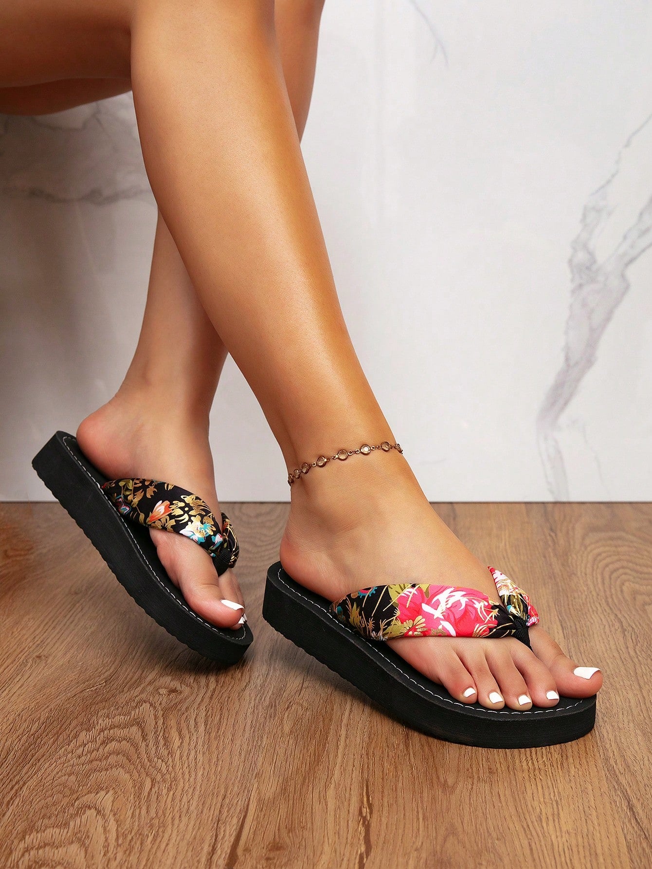 Women's classic leopard print flip flops with flat anti-slip sole, bohemian summer beach slipper style for outdoor wear