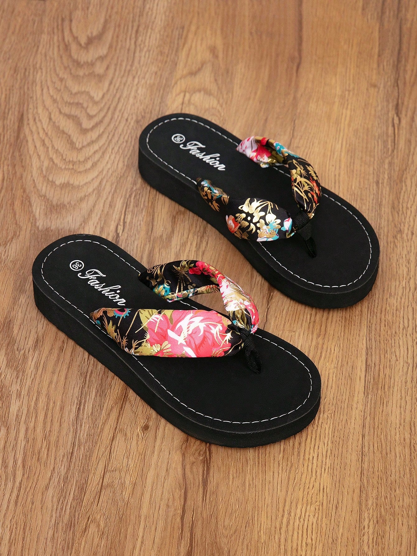 Women's classic leopard print flip flops with flat anti-slip sole, bohemian summer beach slipper style for outdoor wear