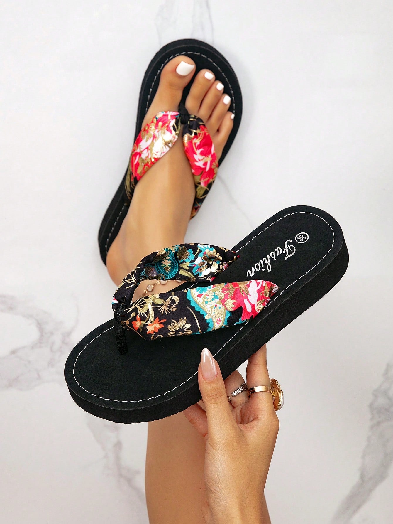 Women's classic leopard print flip flops with flat anti-slip sole, bohemian summer beach slipper style for outdoor wear