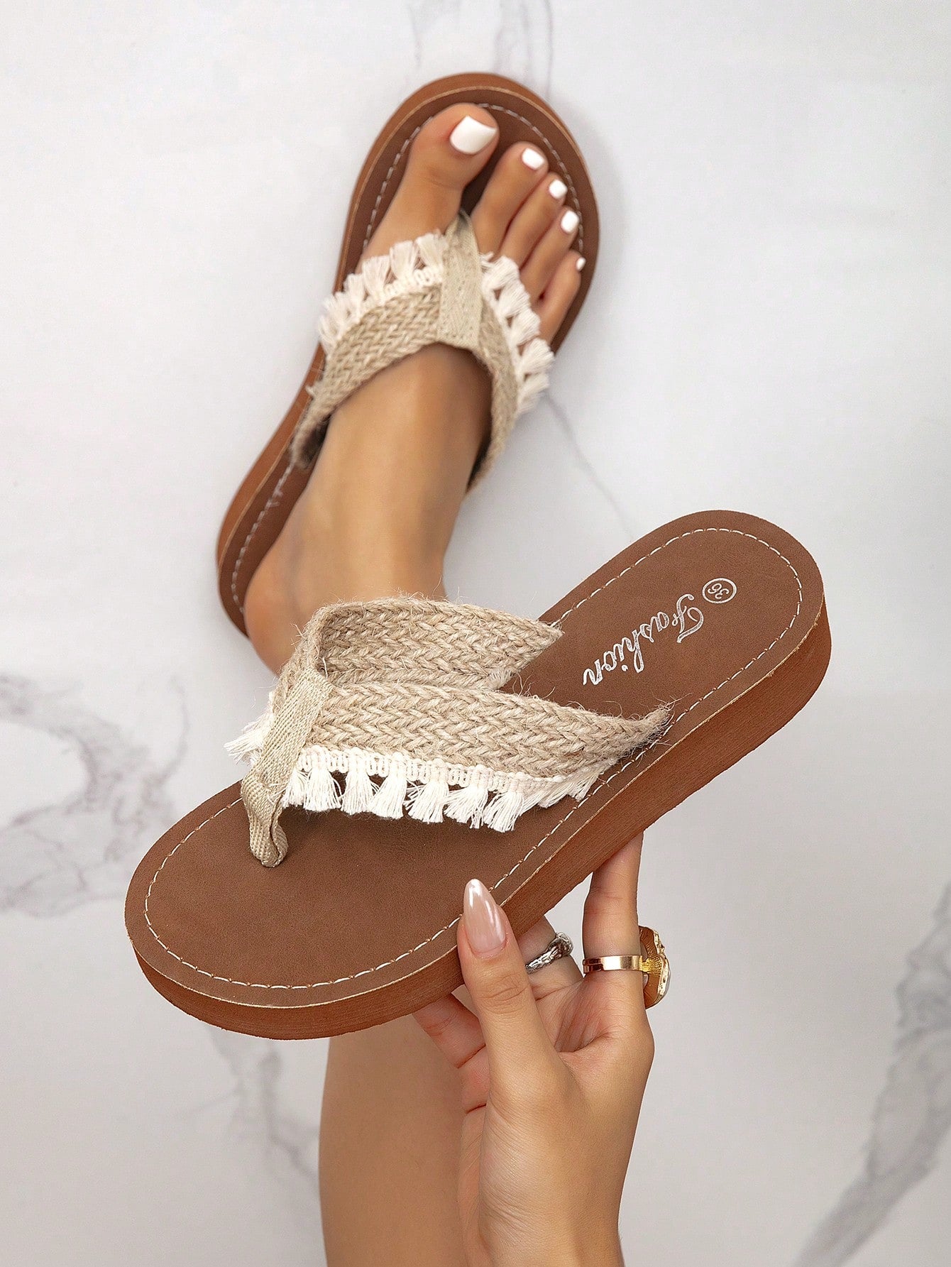 Women's classic leopard print flip flops with flat anti-slip sole, bohemian summer beach slipper style for outdoor wear