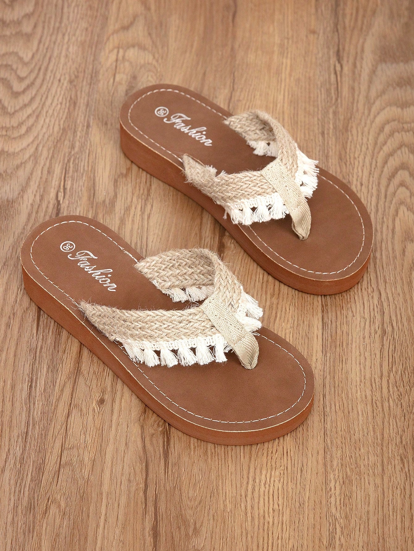 Women's classic leopard print flip flops with flat anti-slip sole, bohemian summer beach slipper style for outdoor wear