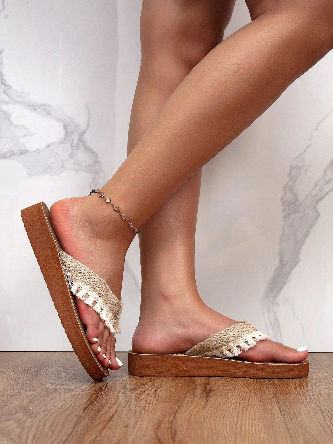 Women's classic leopard print flip flops with flat anti-slip sole, bohemian summer beach slipper style for outdoor wear