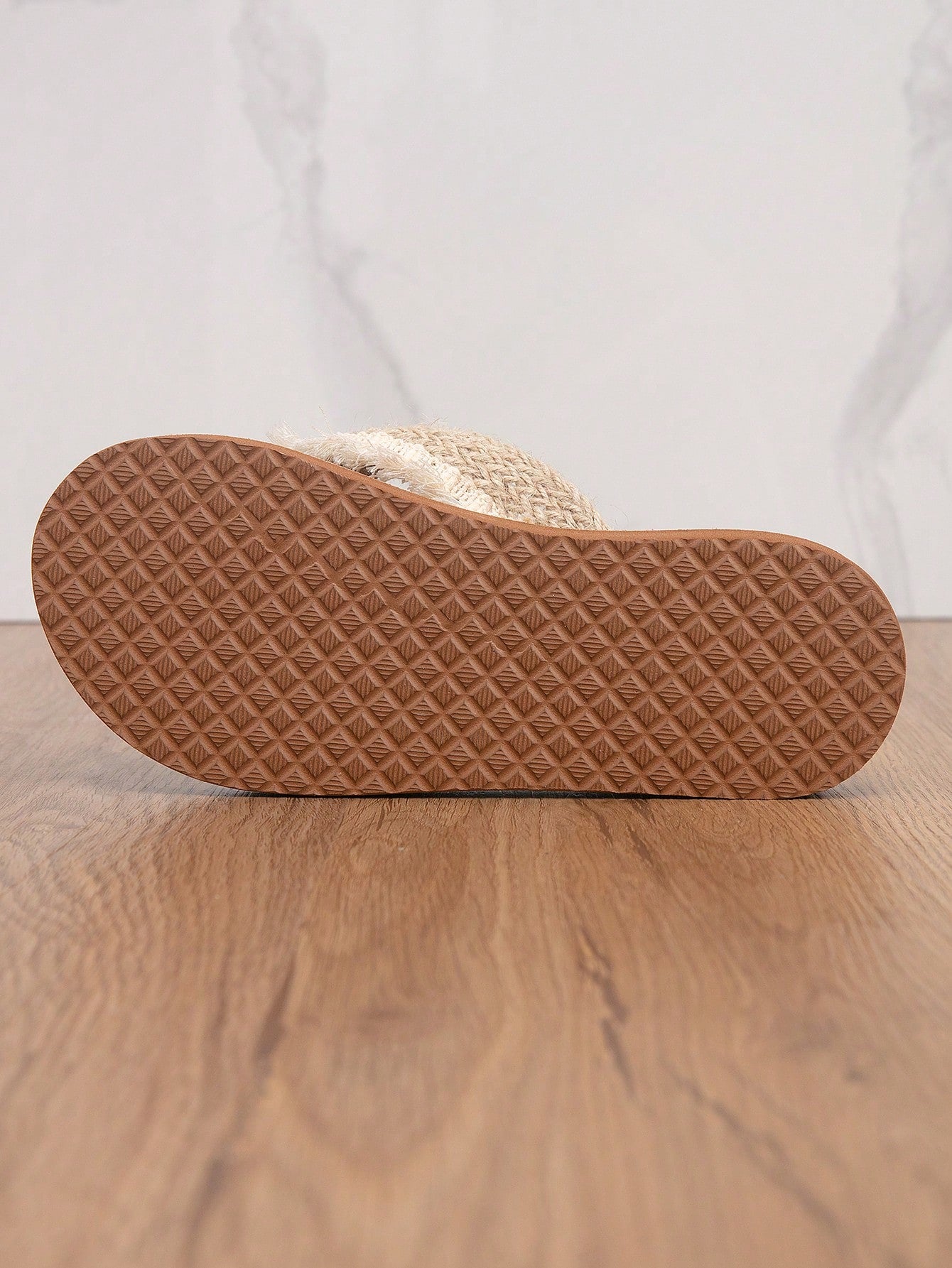 Women's classic leopard print flip flops with flat anti-slip sole, bohemian summer beach slipper style for outdoor wear