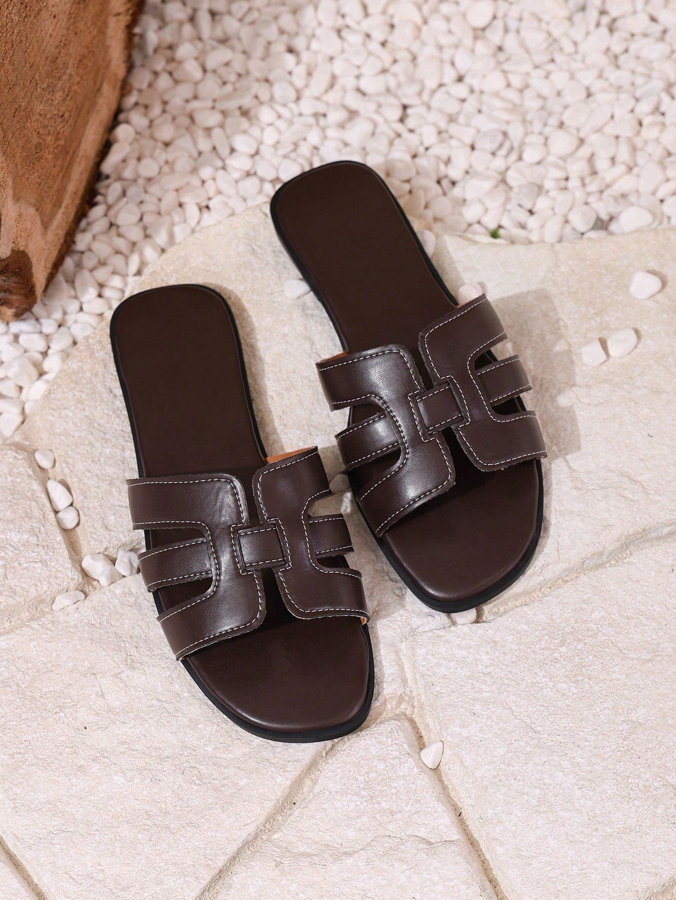 Women’s flat open-toe slide sandals featuring rope strap detail, designed for outdoor and vacation wear.