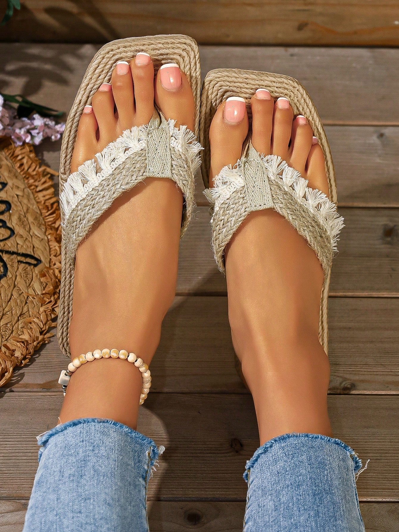 Women's classic leopard print flip flops with flat anti-slip sole, bohemian summer beach slipper style for outdoor wear