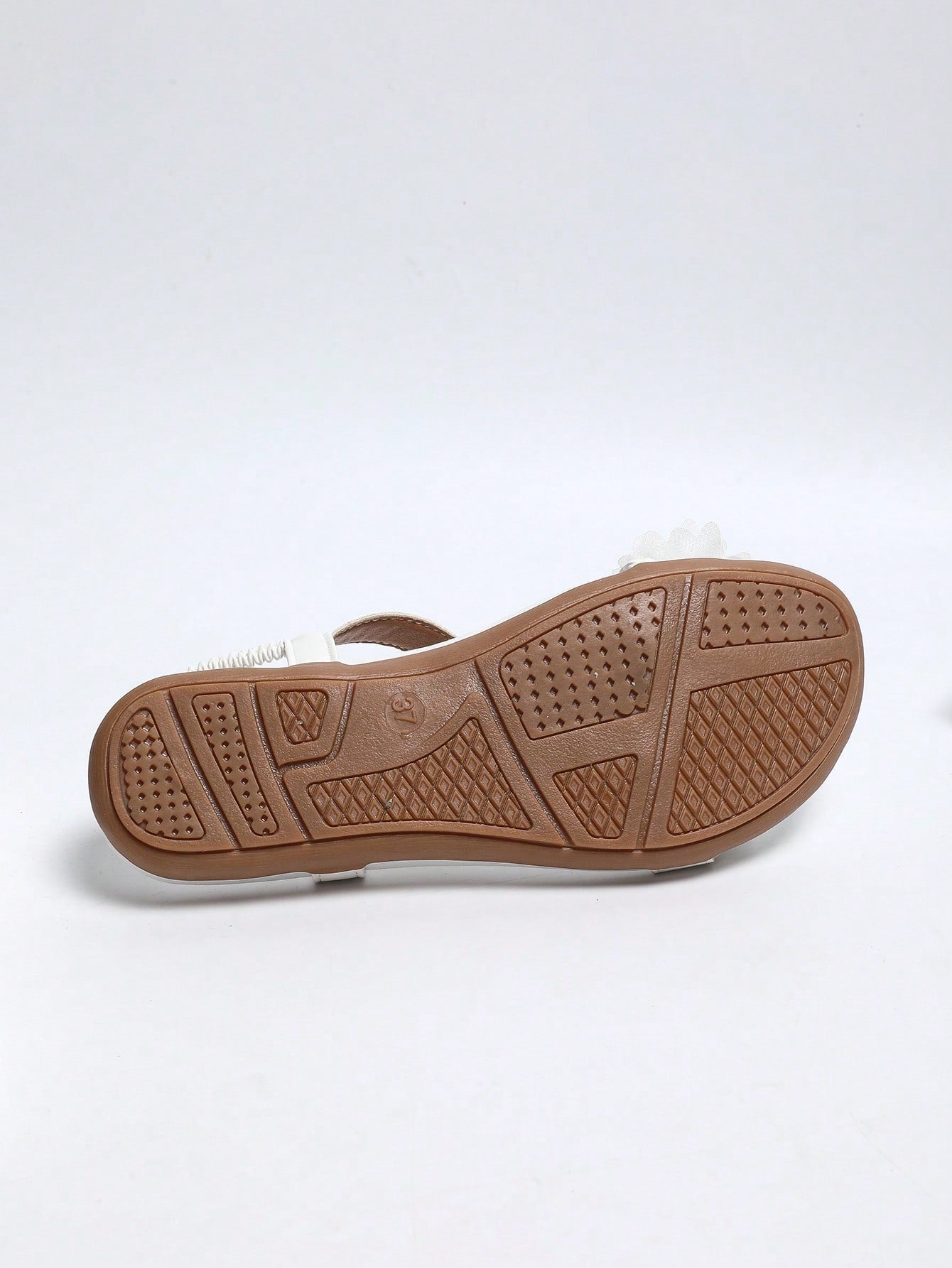 Women’s flat thong sandals featuring floral hollow-out details, open toe design, soft sole comfort, and elastic straps, suitable for beach, travel, party, wedding, and dress outfits.